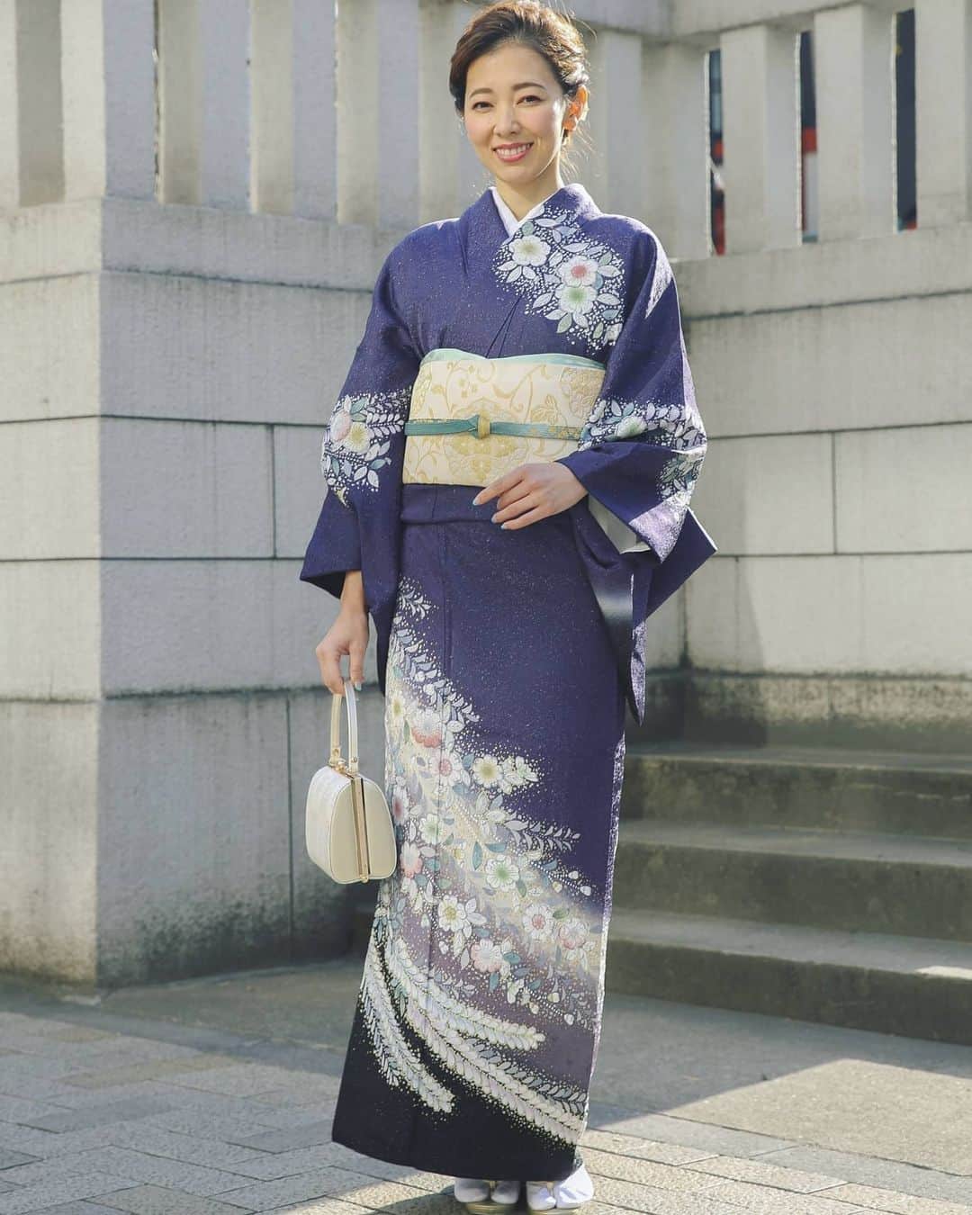 杉山由紀子のインスタグラム：「昨日はお着物の撮影👘✨ * * 年末年始、着物、浴衣、和装は @himari_kimono さんへ✨✨ * ほんとにここのお店のセンスが好きすぎる❤ * 年始前にお着物きれて幸せ❤ 来年はもっとお着物きよう🎵 * * #年末年始 #着物 #浴衣 #和装 #撮影 #モデル #moel #himari #神楽坂 #浜松町」