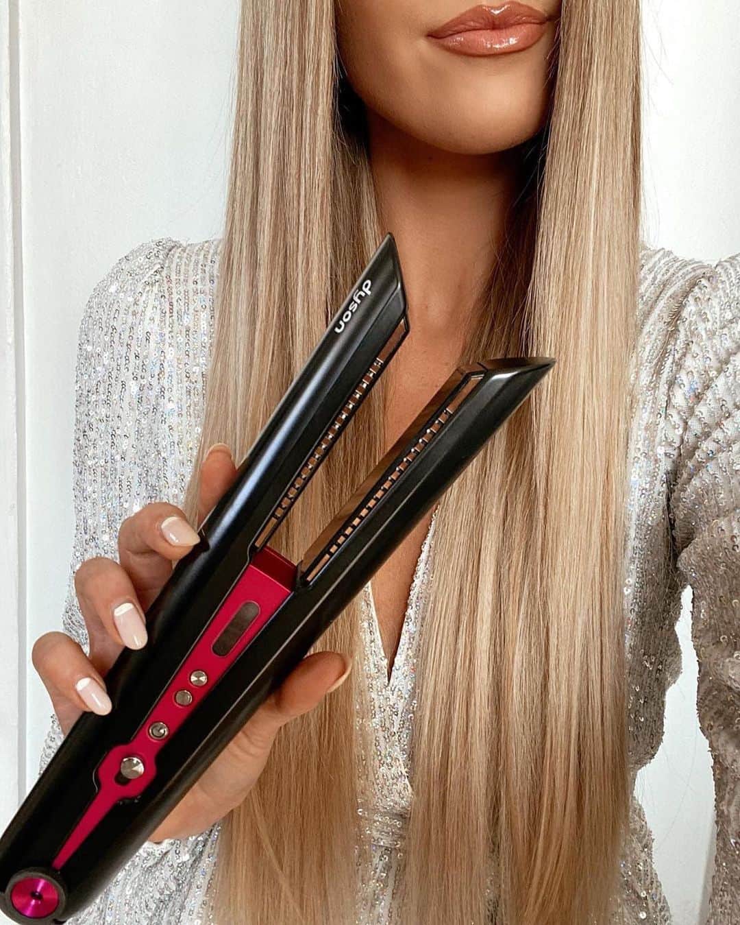 セフォラさんのインスタグラム写真 - (セフォラInstagram)「From our friends at @dysonhair: The Dyson Corrale gift set is the perfect gift for the holidays ✨ The straightener is cordless so you can use it anywhere! It also comes with a styling comb, paddle brush and storage bag.   📷: @hunterdestin   Available at Sephora.  dyson Corrale Hair Straightener Limited Edition Gift Set」12月19日 11時34分 - sephora