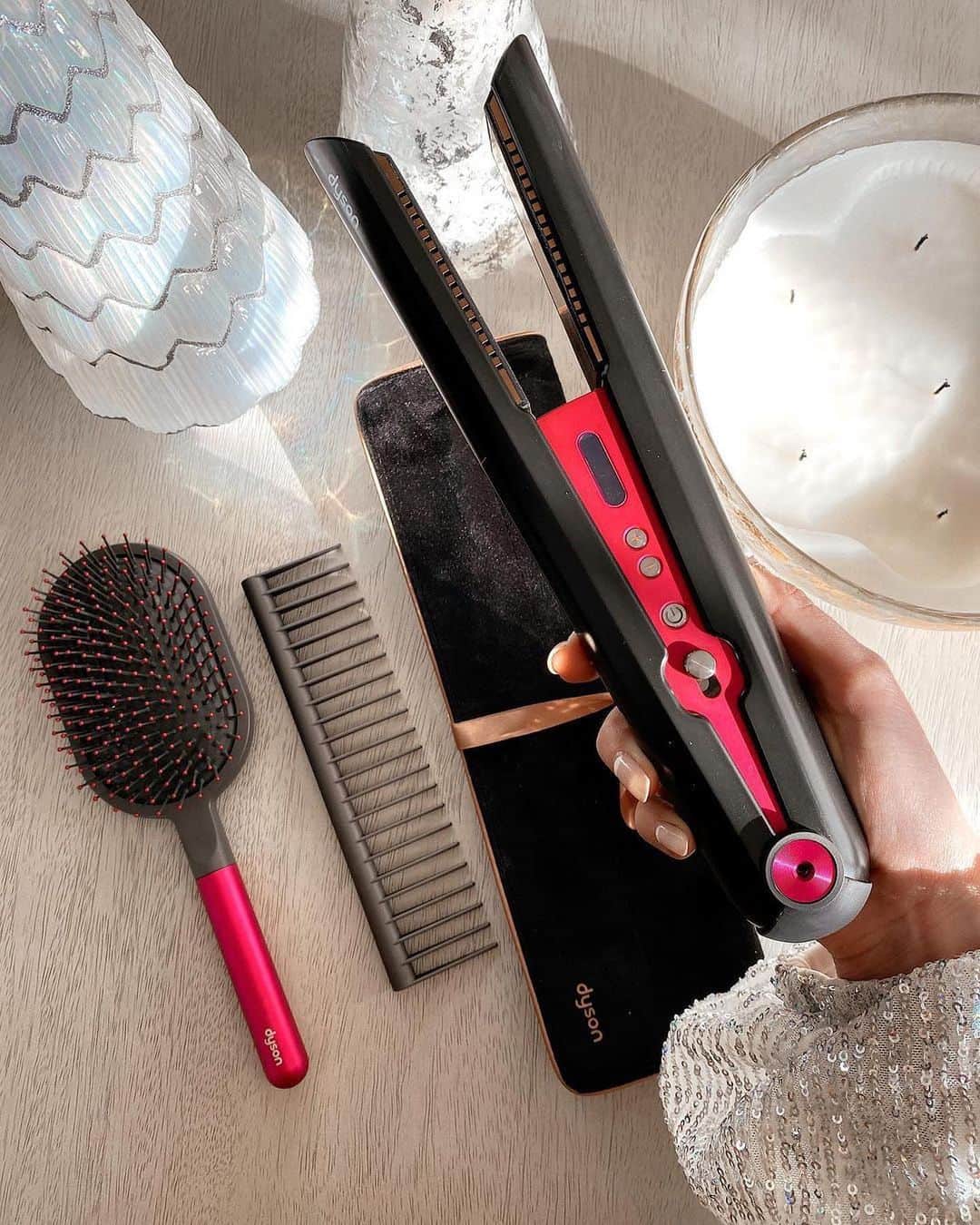 セフォラさんのインスタグラム写真 - (セフォラInstagram)「From our friends at @dysonhair: The Dyson Corrale gift set is the perfect gift for the holidays ✨ The straightener is cordless so you can use it anywhere! It also comes with a styling comb, paddle brush and storage bag.   📷: @hunterdestin   Available at Sephora.  dyson Corrale Hair Straightener Limited Edition Gift Set」12月19日 11時34分 - sephora