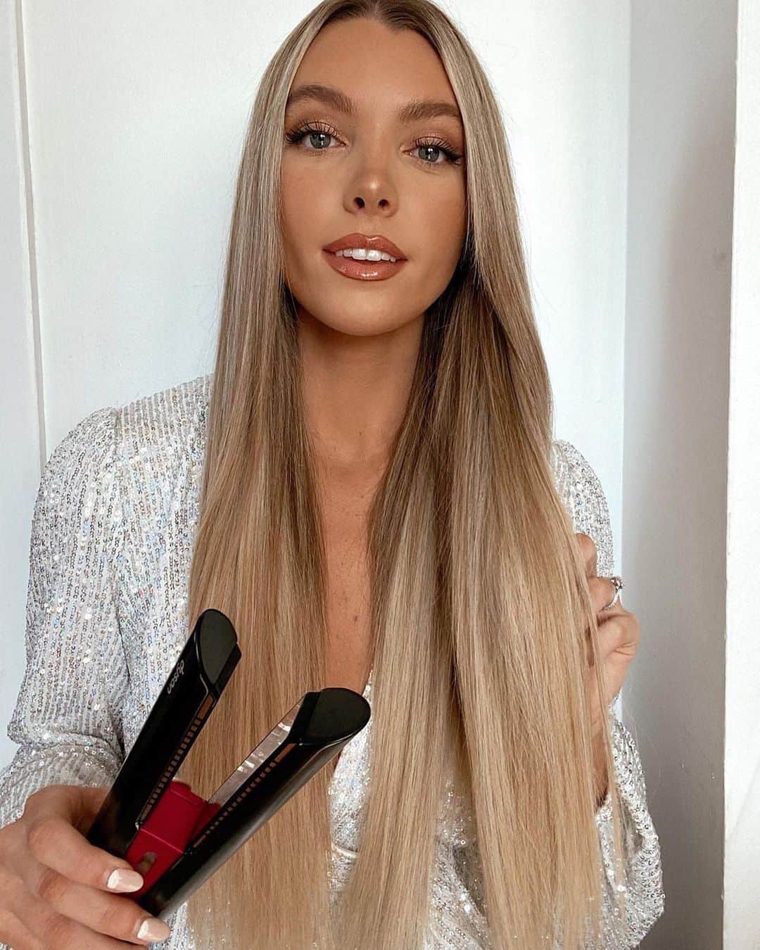 のインスタグラム：「From our friends at @dysonhair: The Dyson Corrale gift set is the perfect gift for the holidays ✨ The straightener is cordless so you can use it anywhere! It also comes with a styling comb, paddle brush and storage bag.   📷: @hunterdestin   Available at Sephora.  dyson Corrale Hair Straightener Limited Edition Gift Set」