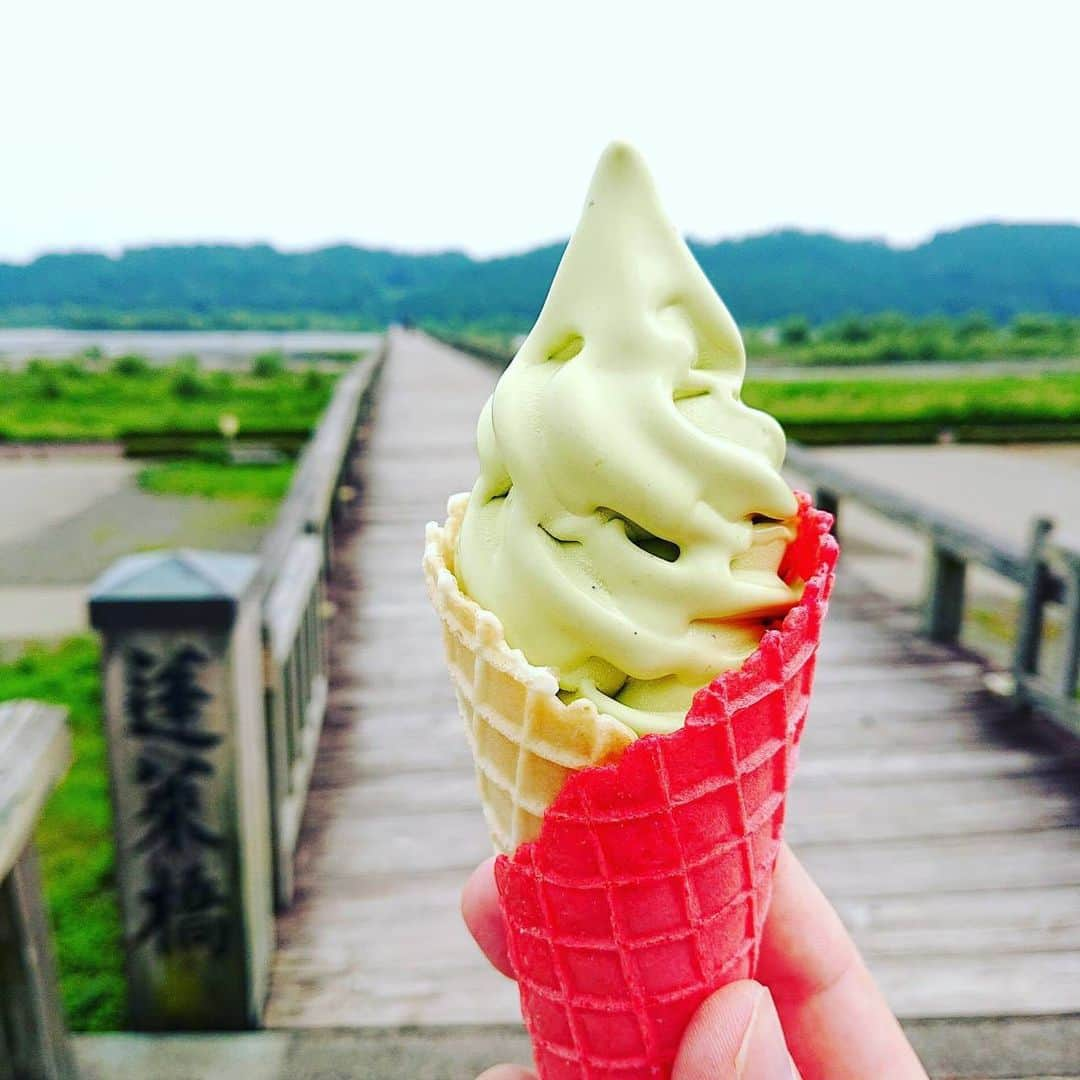 島田市さんのインスタグラム写真 - (島田市Instagram)「蓬莱橋897.4茶屋「クリスマスウィークイベント」開催🎄🎅🎁✨  12月19日（土）から25日（金）まで、蓬莱橋897.4茶屋で「クリスマスウイークイベント」を開催します。 期間中は、お菓子や一煎茶のプレゼント、期間限定商品の販売などを行います。 ぜひ、ご来店ください😃🎵  また、蓬莱橋は、週末のみ午後4時30分から9時までライトアップしています。  ○お菓子のプレゼント 897.4茶屋店内の商品をお買上いただいたお客様のお連れのお子さま（小学生以下何人でも）先着500人 その他のお客様には島田産一煎茶パックをプレゼント  ○販売商品 トーマスのおもちゃ、温かいおしるこ、青島みかん、川根煎茶チョコレート、川根温泉幻の塩ラーメン、川根大福、川根産しいたけ・自然薯など  蓬莱橋897.4茶屋は、PayPayを使うと最大20％還元キャンペーンの参加店です。  姉妹店の「おおいなび」にもお越しください。  #8974茶屋 #蓬莱橋 #島田の逸品 #島田市緑茶化計画 #大井川 #おおいなび 姉妹店 #クリスマス #お菓子プレゼント #川根大福 #トーマス」12月19日 11時36分 - shimadacity_shizuoka_official