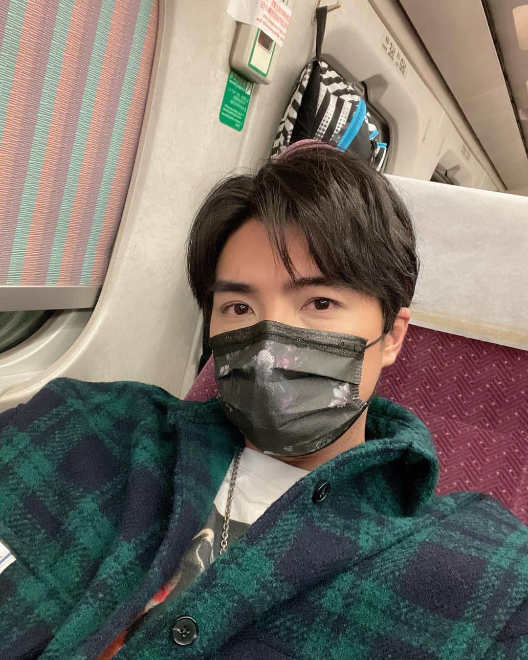 のインスタグラム：「好久沒坐高鐵了！😜😜😜」