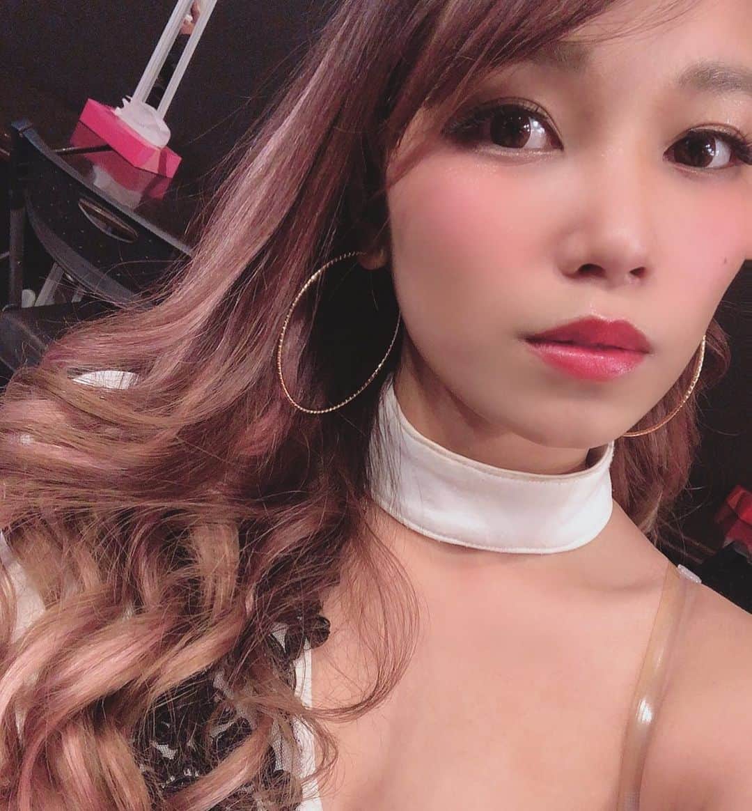 R!Nのインスタグラム：「名古屋のヘアセットはトッキーがやってくれたんだけど、すんごいふわふわくるくる🥺  ライブが終わるまでしっかりカールが残ってて凄い。トッキーのビューティサロンあったら通いたい。笑  #Aldious」
