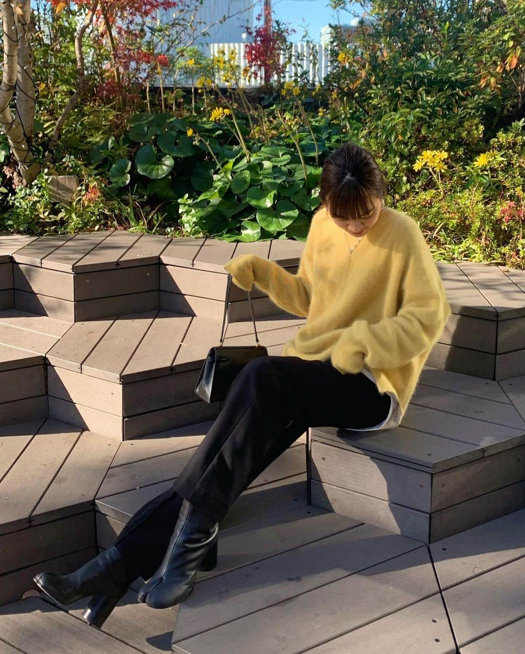 春名亜美さんのインスタグラム写真 - (春名亜美Instagram)「このニット本当あったかいんですわ🐥  あと、ニットの下に着るいい感じのインナーロンT探してる方には、重ね着してるラウンドカットロンT、本当めちゃくちゃオススメです！ ・ #オーバーラクーンニット@fromfirstmusee  インナーの#ラウンドカットロンT @fromfirstmusee  #センタープレスパンツ　　@fromfirstmusee  #bag @hermes  #shoes @maisonmargiela  ・ ・ #fromfirstmusee #MUSEE #フロムファーストミュゼ #ママコーデ #ママコーディネート #足袋ブーツ #maisonmargiela #マルジェラ足袋 #マルジェラ」12月19日 11時46分 - amiharunaami