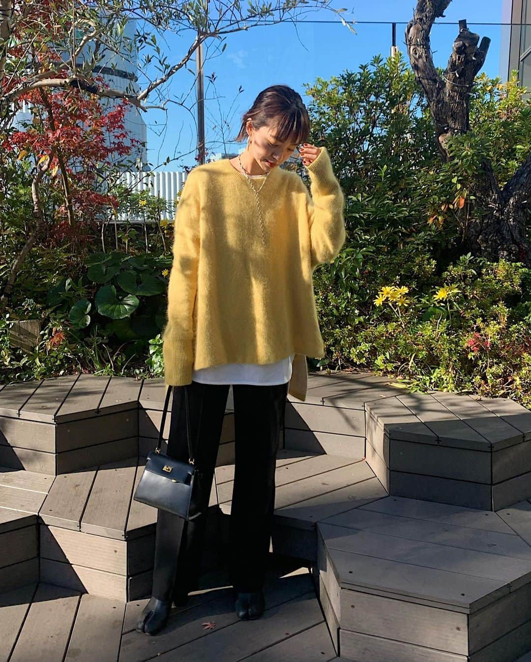 春名亜美さんのインスタグラム写真 - (春名亜美Instagram)「このニット本当あったかいんですわ🐥  あと、ニットの下に着るいい感じのインナーロンT探してる方には、重ね着してるラウンドカットロンT、本当めちゃくちゃオススメです！ ・ #オーバーラクーンニット@fromfirstmusee  インナーの#ラウンドカットロンT @fromfirstmusee  #センタープレスパンツ　　@fromfirstmusee  #bag @hermes  #shoes @maisonmargiela  ・ ・ #fromfirstmusee #MUSEE #フロムファーストミュゼ #ママコーデ #ママコーディネート #足袋ブーツ #maisonmargiela #マルジェラ足袋 #マルジェラ」12月19日 11時46分 - amiharunaami