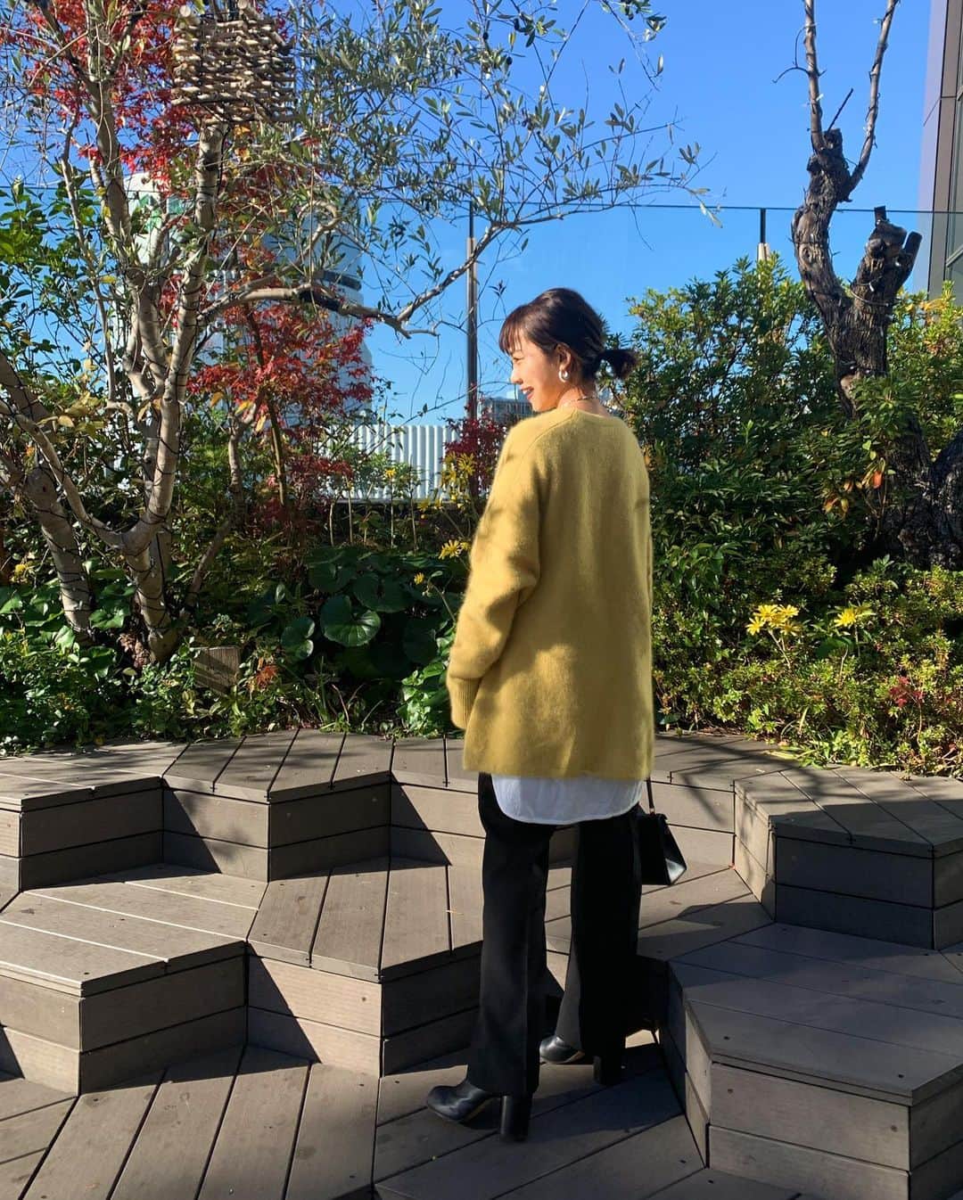 春名亜美さんのインスタグラム写真 - (春名亜美Instagram)「このニット本当あったかいんですわ🐥  あと、ニットの下に着るいい感じのインナーロンT探してる方には、重ね着してるラウンドカットロンT、本当めちゃくちゃオススメです！ ・ #オーバーラクーンニット@fromfirstmusee  インナーの#ラウンドカットロンT @fromfirstmusee  #センタープレスパンツ　　@fromfirstmusee  #bag @hermes  #shoes @maisonmargiela  ・ ・ #fromfirstmusee #MUSEE #フロムファーストミュゼ #ママコーデ #ママコーディネート #足袋ブーツ #maisonmargiela #マルジェラ足袋 #マルジェラ」12月19日 11時46分 - amiharunaami