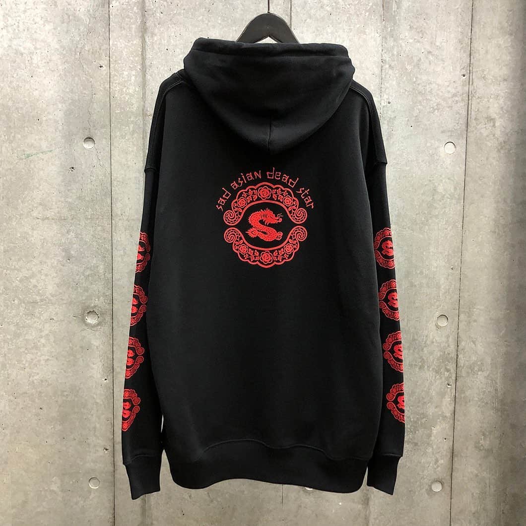 ムーンエイジデビルメントさんのインスタグラム写真 - (ムーンエイジデビルメントInstagram)「MOON AGE DEVILMENT × sads﻿ COLLABORATION﻿ ﻿ mcs-0620﻿ GRAPHIC OVER PULL HOODIE type B﻿ BK×WH/BK×RD﻿ 44/46﻿ ￥18,000＋TAX﻿ ﻿ オーダー期間﻿ 12/12(Sat.)～12/20(Sun.)﻿ ﻿ 納期予定﻿ 1月下旬〜2月下旬﻿ ﻿ サイズ詳細﻿ 　　 44  46﻿ 肩幅 56  59 ﻿ 身幅 61  64﻿ 着丈 75  78﻿ 袖丈 63  64﻿ (cm)﻿  sads officialアカウントへはコチラから @moonage_devilment ﻿ #glamaddiction﻿ #moonagedevilment﻿ #sads﻿ #kiyoharu」12月19日 11時41分 - moonage_devilment