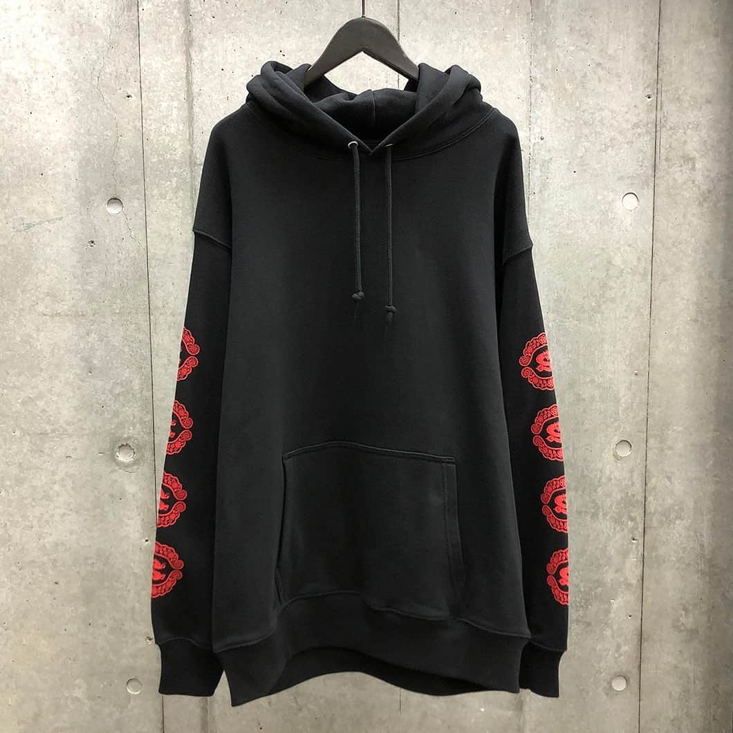 ムーンエイジデビルメントのインスタグラム：「MOON AGE DEVILMENT × sads﻿ COLLABORATION﻿ ﻿ mcs-0620﻿ GRAPHIC OVER PULL HOODIE type B﻿ BK×WH/BK×RD﻿ 44/46﻿ ￥18,000＋TAX﻿ ﻿ オーダー期間﻿ 12/12(Sat.)～12/20(Sun.)﻿ ﻿ 納期予定﻿ 1月下旬〜2月下旬﻿ ﻿ サイズ詳細﻿ 　　 44  46﻿ 肩幅 56  59 ﻿ 身幅 61  64﻿ 着丈 75  78﻿ 袖丈 63  64﻿ (cm)﻿  sads officialアカウントへはコチラから @moonage_devilment ﻿ #glamaddiction﻿ #moonagedevilment﻿ #sads﻿ #kiyoharu」