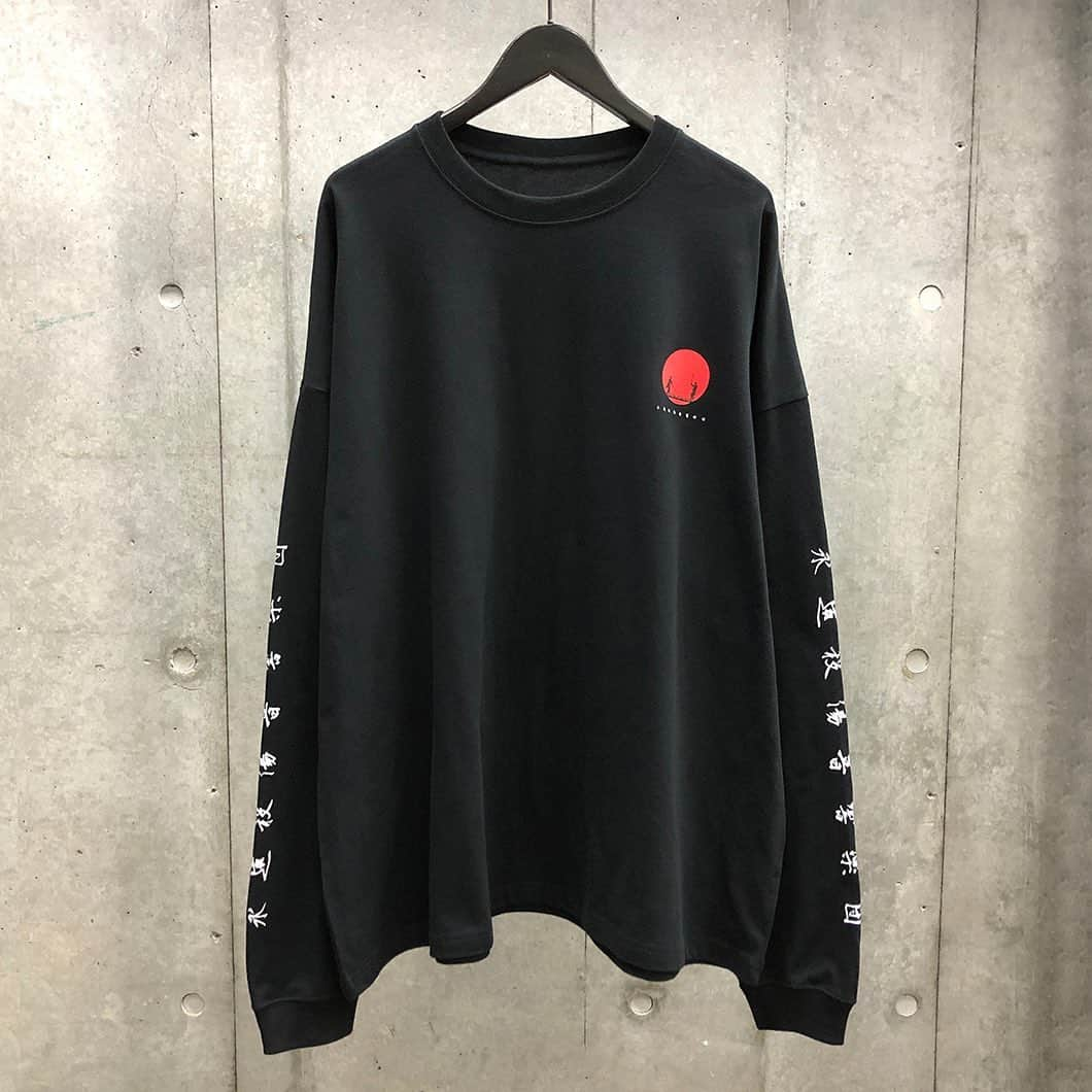 ムーンエイジデビルメントのインスタグラム：「MOON AGE DEVILMENT × sads﻿ COLLABORATION﻿ ﻿ mcs-0621﻿ GRAPHIC OVER  L/S T-shirt type A﻿ BLACK﻿ 44/46﻿ ￥9,000＋TAX﻿ ﻿ オーダー期間﻿ 12/12(Sat.)～12/20(Sun.)﻿ ﻿ 納期予定﻿ 1月下旬〜2月下旬﻿ ﻿ サイズ詳細﻿ 　　 44  46﻿ 肩幅 68  71﻿ 身幅 68  71﻿ 着丈 76  78﻿ 袖丈 59  61﻿ (cm)﻿  sads officialアカウントへはコチラから @moonage_devilment ﻿ #glamaddiction﻿ #moonagedevilment﻿ #sads﻿ #kiyoharu」