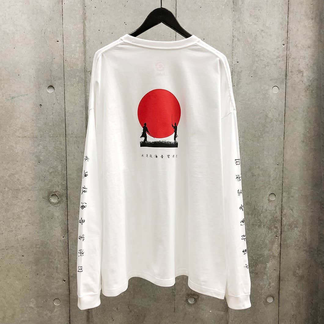 ムーンエイジデビルメントさんのインスタグラム写真 - (ムーンエイジデビルメントInstagram)「MOON AGE DEVILMENT × sads﻿ COLLABORATION﻿ ﻿ mcs-0622﻿ GRAPHIC OVER L/S T-shirt type B﻿ WHITE﻿ 44/46﻿ ￥9,000＋TAX﻿ ﻿ オーダー期間﻿ 12/12(Sat.)～12/20(Sun.)﻿ ﻿ 納期予定﻿ 1月下旬〜2月下旬﻿ ﻿ サイズ詳細﻿ 　　 44  46﻿ 肩幅 68  71﻿ 身幅 68  71﻿ 着丈 76  78﻿ 袖丈 59  61﻿ (cm)﻿ ﻿ sads officialアカウントへはコチラから @moonage_devilment  #glamaddiction﻿ #moonagedevilment﻿ #sads﻿ #kiyoharu」12月19日 11時42分 - moonage_devilment