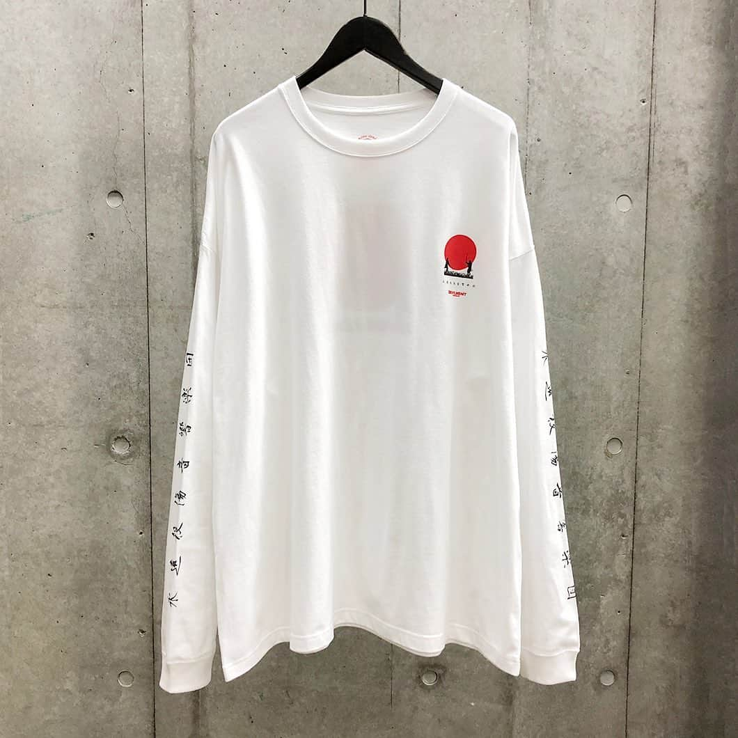 ムーンエイジデビルメントさんのインスタグラム写真 - (ムーンエイジデビルメントInstagram)「MOON AGE DEVILMENT × sads﻿ COLLABORATION﻿ ﻿ mcs-0622﻿ GRAPHIC OVER L/S T-shirt type B﻿ WHITE﻿ 44/46﻿ ￥9,000＋TAX﻿ ﻿ オーダー期間﻿ 12/12(Sat.)～12/20(Sun.)﻿ ﻿ 納期予定﻿ 1月下旬〜2月下旬﻿ ﻿ サイズ詳細﻿ 　　 44  46﻿ 肩幅 68  71﻿ 身幅 68  71﻿ 着丈 76  78﻿ 袖丈 59  61﻿ (cm)﻿ ﻿ sads officialアカウントへはコチラから @moonage_devilment  #glamaddiction﻿ #moonagedevilment﻿ #sads﻿ #kiyoharu」12月19日 11時42分 - moonage_devilment