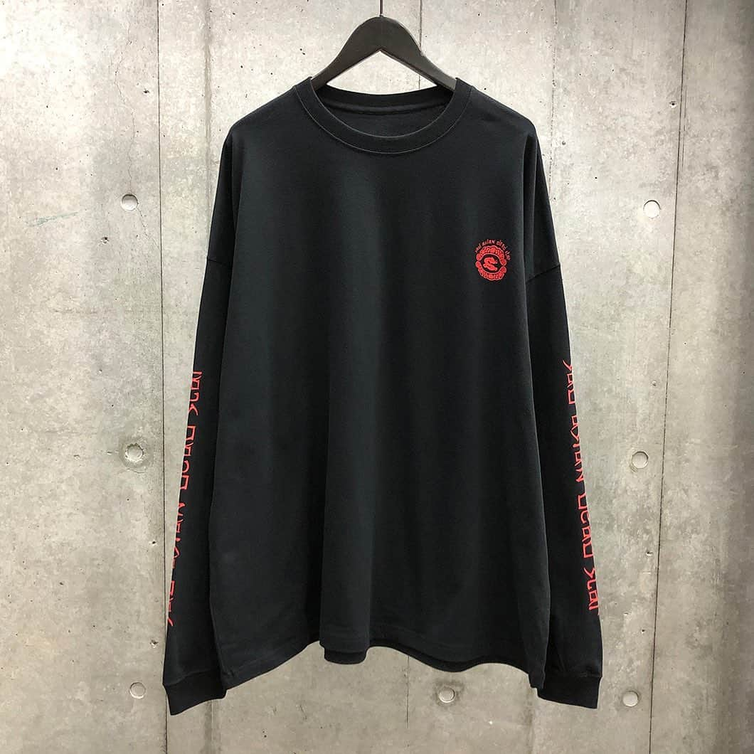 ムーンエイジデビルメントさんのインスタグラム写真 - (ムーンエイジデビルメントInstagram)「MOON AGE DEVILMENT × sads﻿ COLLABORATION﻿ ﻿ mcs-0623﻿ GRAPHIC OVER L/S T-shirt type C﻿ BK×WH/BK×RD﻿ 44/46﻿ ￥8,500＋TAX﻿ ﻿ オーダー期間﻿ 12/12(Sat.)～12/20(Sun.)﻿ ﻿ 納期予定﻿ 1月下旬〜2月下旬﻿ ﻿ サイズ詳細﻿ 　　 44  46﻿ 肩幅 68  71﻿ 身幅 68  71﻿ 着丈 76  78﻿ 袖丈 59  61﻿ (cm)﻿ ﻿ sads officialアカウントへはコチラから @moonage_devilment  #glamaddiction﻿ #moonagedevilment﻿ #sads﻿ #kiyoharu」12月19日 11時43分 - moonage_devilment