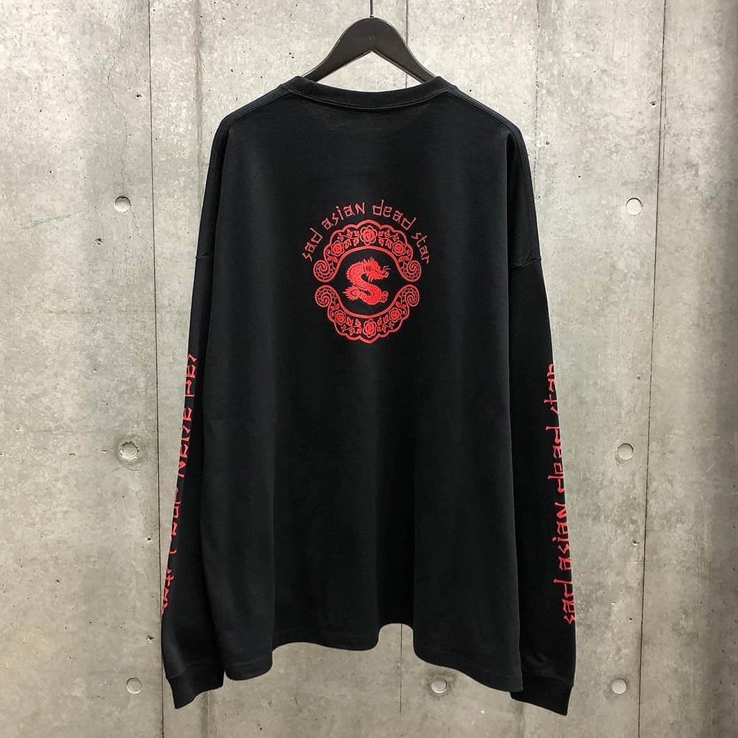 ムーンエイジデビルメントさんのインスタグラム写真 - (ムーンエイジデビルメントInstagram)「MOON AGE DEVILMENT × sads﻿ COLLABORATION﻿ ﻿ mcs-0623﻿ GRAPHIC OVER L/S T-shirt type C﻿ BK×WH/BK×RD﻿ 44/46﻿ ￥8,500＋TAX﻿ ﻿ オーダー期間﻿ 12/12(Sat.)～12/20(Sun.)﻿ ﻿ 納期予定﻿ 1月下旬〜2月下旬﻿ ﻿ サイズ詳細﻿ 　　 44  46﻿ 肩幅 68  71﻿ 身幅 68  71﻿ 着丈 76  78﻿ 袖丈 59  61﻿ (cm)﻿ ﻿ sads officialアカウントへはコチラから @moonage_devilment  #glamaddiction﻿ #moonagedevilment﻿ #sads﻿ #kiyoharu」12月19日 11時43分 - moonage_devilment