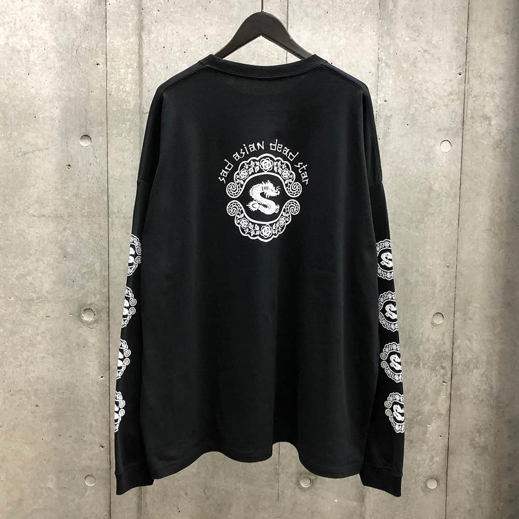 ムーンエイジデビルメントさんのインスタグラム写真 - (ムーンエイジデビルメントInstagram)「MOON AGE DEVILMENT × sads﻿ COLLABORATION﻿ ﻿ mcs-0624﻿ GRAPHIC OVER L/S T-shirt type D﻿ BK×WH/BK×RD﻿ 44/46﻿ ￥8,500＋TAX﻿ ﻿ オーダー期間﻿ 12/12(Sat.)～12/20(Sun.)﻿ ﻿ 納期予定﻿ 1月下旬〜2月下旬﻿ ﻿ サイズ詳細﻿ 　　 44  46﻿ 肩幅 68  71﻿ 身幅 68  71﻿ 着丈 76  78﻿ 袖丈 59  61﻿ (cm)﻿  ﻿ sads officialアカウントへはコチラから @moonage_devilment  #glamaddiction﻿ #moonagedevilment﻿ #sads﻿ #kiyoharu」12月19日 11時43分 - moonage_devilment