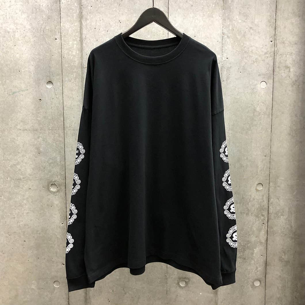 ムーンエイジデビルメントのインスタグラム：「MOON AGE DEVILMENT × sads﻿ COLLABORATION﻿ ﻿ mcs-0624﻿ GRAPHIC OVER L/S T-shirt type D﻿ BK×WH/BK×RD﻿ 44/46﻿ ￥8,500＋TAX﻿ ﻿ オーダー期間﻿ 12/12(Sat.)～12/20(Sun.)﻿ ﻿ 納期予定﻿ 1月下旬〜2月下旬﻿ ﻿ サイズ詳細﻿ 　　 44  46﻿ 肩幅 68  71﻿ 身幅 68  71﻿ 着丈 76  78﻿ 袖丈 59  61﻿ (cm)﻿  ﻿ sads officialアカウントへはコチラから @moonage_devilment  #glamaddiction﻿ #moonagedevilment﻿ #sads﻿ #kiyoharu」