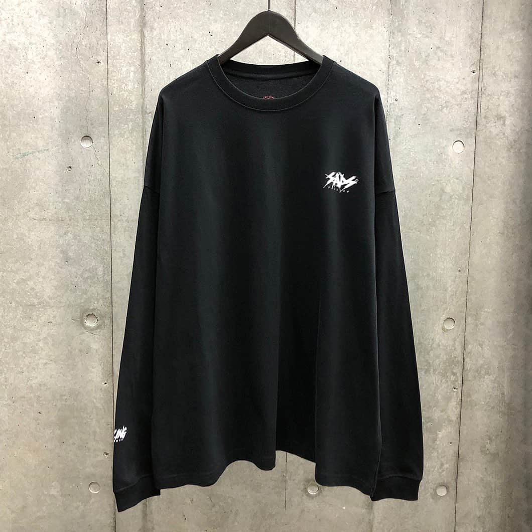 ムーンエイジデビルメントのインスタグラム：「MOON AGE DEVILMENT × sads﻿ COLLABORATION﻿ ﻿ mcs-0626﻿ GRAPHIC OVER L/S T-shirt type F﻿ BK×WH/BK×RD﻿ 44/46﻿ ￥8,500＋TAX﻿ ﻿ オーダー期間﻿ 12/12(Sat.)～12/20(Sun.)﻿ ﻿ 納期予定﻿ 1月下旬〜2月下旬﻿ ﻿ サイズ詳細﻿ 　　 44  46﻿ 肩幅 68  71﻿ 身幅 68  71﻿ 着丈 76  78﻿ 袖丈 59  61﻿ (cm)﻿  sads officialアカウントへはコチラから @moonage_devilment ﻿ #glamaddiction﻿ #moonagedevilment﻿ #sads﻿ #kiyoharu」