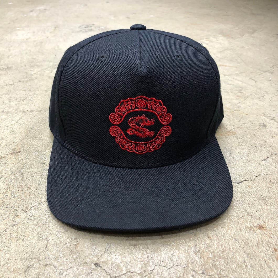 ムーンエイジデビルメントさんのインスタグラム写真 - (ムーンエイジデビルメントInstagram)「MOON AGE DEVILMENT × sads﻿ COLLABORATION﻿ ﻿ mhw-0176﻿ EMBROIDERY FLAT VISOR﻿ BK×WH/BK×RD﻿ F﻿ ￥8,400＋TAX﻿ ﻿ オーダー期間﻿ 12/12(Sat.)～12/20(Sun.)﻿ ﻿ 納期予定﻿ 1月下旬〜2月下旬﻿ ﻿ サイズ詳細﻿ 　　  F﻿ 頭囲 56〜61﻿ (cm)﻿  sads officialアカウントへはコチラから @moonage_devilment ﻿ #glamaddiction﻿ #moonagedevilment﻿ #sads﻿ #kiyoharu」12月19日 11時44分 - moonage_devilment