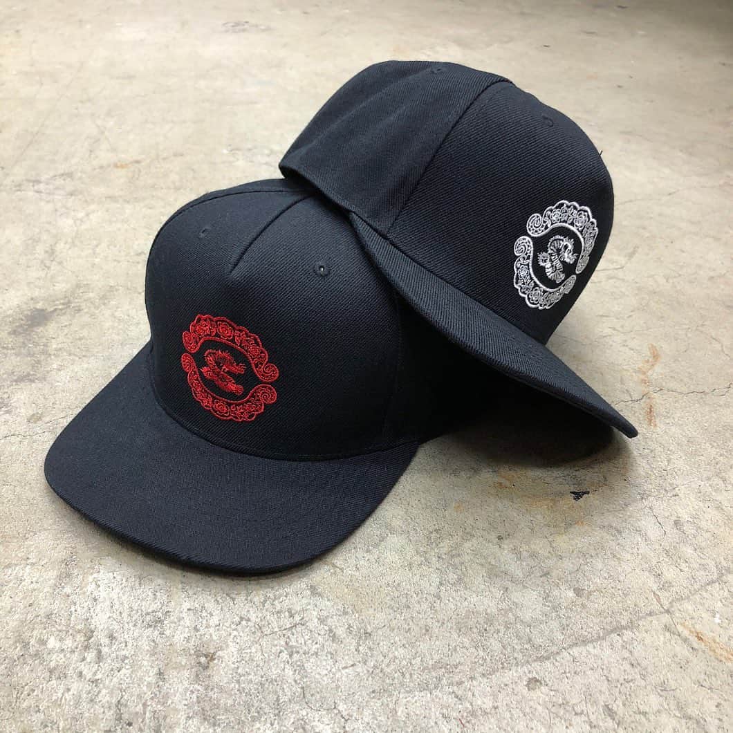 ムーンエイジデビルメントさんのインスタグラム写真 - (ムーンエイジデビルメントInstagram)「MOON AGE DEVILMENT × sads﻿ COLLABORATION﻿ ﻿ mhw-0176﻿ EMBROIDERY FLAT VISOR﻿ BK×WH/BK×RD﻿ F﻿ ￥8,400＋TAX﻿ ﻿ オーダー期間﻿ 12/12(Sat.)～12/20(Sun.)﻿ ﻿ 納期予定﻿ 1月下旬〜2月下旬﻿ ﻿ サイズ詳細﻿ 　　  F﻿ 頭囲 56〜61﻿ (cm)﻿  sads officialアカウントへはコチラから @moonage_devilment ﻿ #glamaddiction﻿ #moonagedevilment﻿ #sads﻿ #kiyoharu」12月19日 11時44分 - moonage_devilment