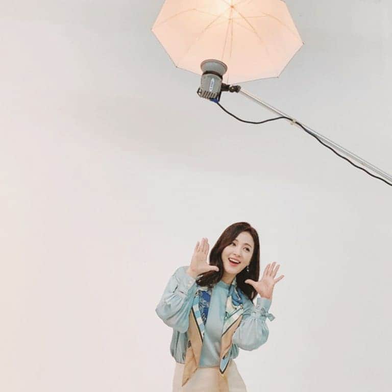 ユン・ヘヨンのインスタグラム：「#코로나야제발없어져라👊 #우리모두힘내요🙏🏻  #오랫만에지면촬영 #급다욧#여리여리핏#한김에계속도전 #그래도건강이최고👍」