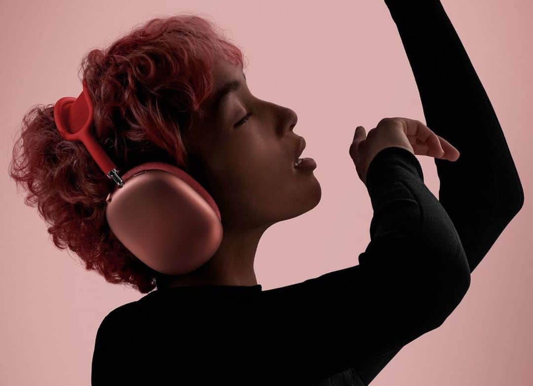 Design Milkさんのインスタグラム写真 - (Design MilkInstagram)「@apple pulled out one more thing for 2020 - the company’s first over-the-ear headphones, arriving a little before the end of the calendar year. 🎧 Outfitted with Active Noise Cancellation, Transparency mode, Adaptive EQ and spatial audio, the AirPods Max deliver the whole kit and caboodle, bringing a rumor to life in a colorful array of five colors. \\\ Read more about the new Airpods Max at the link in bio. 🔗」12月19日 11時52分 - designmilk
