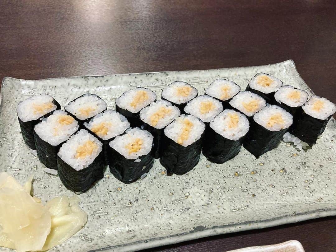 杜このみのインスタグラム：「納豆巻き♡ 家族で海鮮丼を食べに出掛けた時、私は我慢して納豆巻きに… でも、子供の頃から納豆巻きは大好きです🐥♡ ミニ安さんが生まれたら、お寿司に連れて行ってもらう約束をしたのでその日を楽しみにあと少し、我慢です！😌 そして、私自身も、お腹が大きくなるにつれて、段々とまとまって寝る事が出来なくなって来たのですが、 「寝れる時に寝なさい💫」と 朝に起こさないよう、テレビを字幕にして無音で観てくれている両親に、朝から感謝の想いが溢れました…😌♡ 世の中の"お母さん"達の偉大さ、既に感じています…🌟」