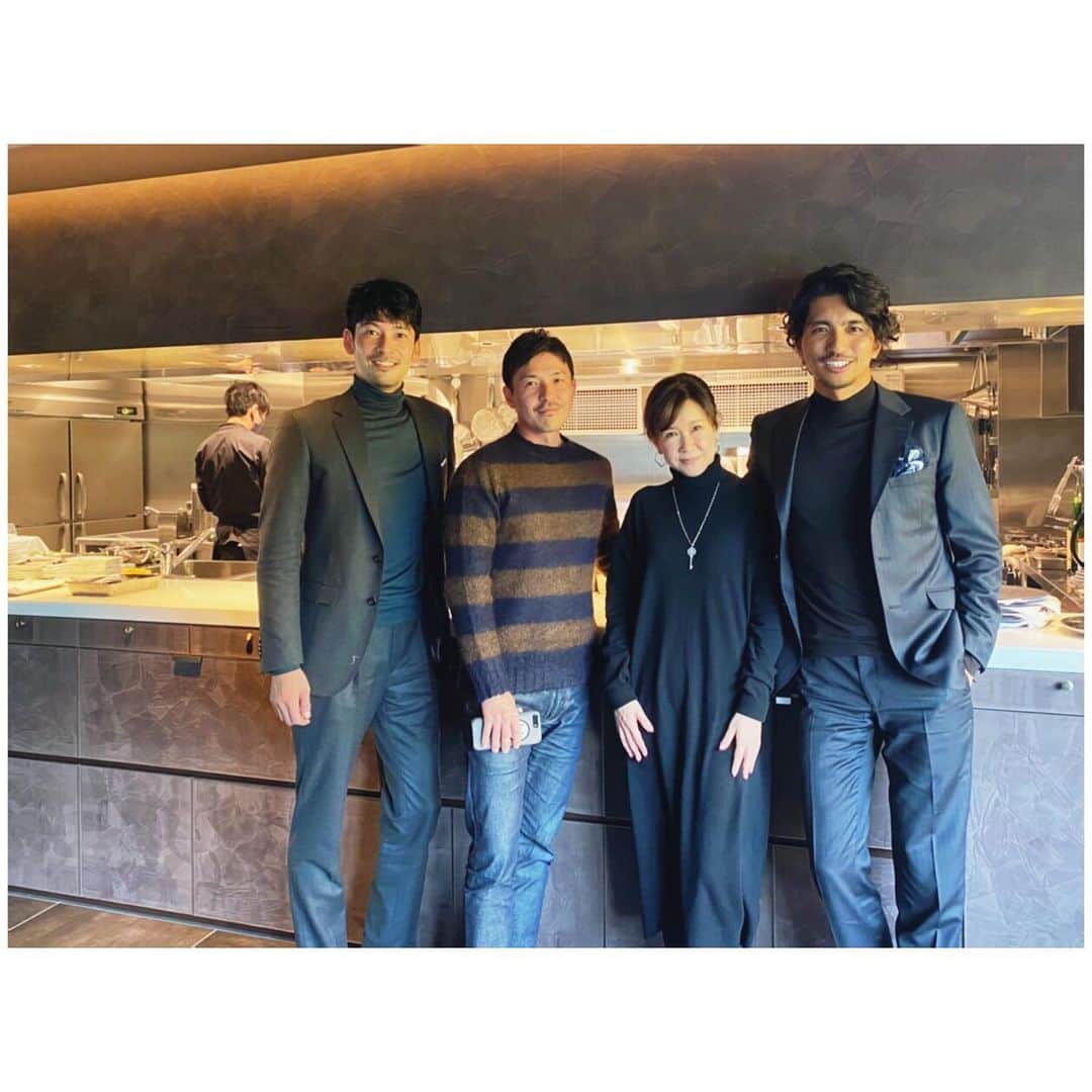幸太さんのインスタグラム写真 - (幸太Instagram)「Congratulations renewal open @tatras_conceptstore @tcs_aoyama   骨董通りにあるタトラスがリニューアルオープン‼️  B1は、タトラスオンリーエリアでダウンなどもフルラインナップ  1,2Fは、セレクトエリア  3Fには、会員制のフレンチレストラン  という、1棟で丸々楽しめちゃうSTYLEになってましたー  ランチにお呼ばれしたので、 タートルネックに 先日オーダしたスーツを軽く羽織って伺いました  こんな時期で出掛ける機会も少ないから、たまのお出掛けはオシャレして出かけたいよねぇ〜😊  3階の「Par led sessions パーレ　セゾン　」の硬すぎない雰囲気での美味しいフレンチのコースは、 仲間との時間やデートにも👍  #TATRAS ##tatrasconceptstore #tcs_aoyama  #downjacket #suitstyle #smartcasual #fenchrestaurant #membersrestaurant  #parlessesions #タトラス  #タトラスコンセプトストア  #パーレセゾン  #会員制レストラン  #仲間との時間 #オシャレしてお出かけ  #たわいも話ばかり　だけど #幸せな時間  #オーダースーツ　は #麻布テーラー  @azabutailor」12月19日 11時54分 - kotawave