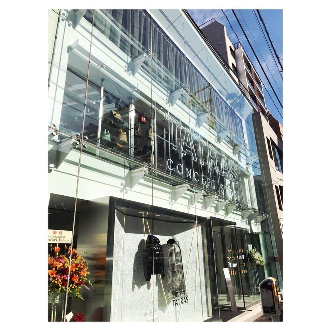 幸太さんのインスタグラム写真 - (幸太Instagram)「Congratulations renewal open @tatras_conceptstore @tcs_aoyama   骨董通りにあるタトラスがリニューアルオープン‼️  B1は、タトラスオンリーエリアでダウンなどもフルラインナップ  1,2Fは、セレクトエリア  3Fには、会員制のフレンチレストラン  という、1棟で丸々楽しめちゃうSTYLEになってましたー  ランチにお呼ばれしたので、 タートルネックに 先日オーダしたスーツを軽く羽織って伺いました  こんな時期で出掛ける機会も少ないから、たまのお出掛けはオシャレして出かけたいよねぇ〜😊  3階の「Par led sessions パーレ　セゾン　」の硬すぎない雰囲気での美味しいフレンチのコースは、 仲間との時間やデートにも👍  #TATRAS ##tatrasconceptstore #tcs_aoyama  #downjacket #suitstyle #smartcasual #fenchrestaurant #membersrestaurant  #parlessesions #タトラス  #タトラスコンセプトストア  #パーレセゾン  #会員制レストラン  #仲間との時間 #オシャレしてお出かけ  #たわいも話ばかり　だけど #幸せな時間  #オーダースーツ　は #麻布テーラー  @azabutailor」12月19日 11時54分 - kotawave