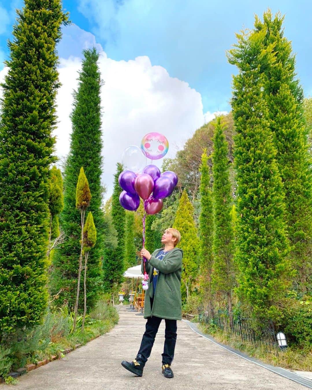 アレンさんのインスタグラム写真 - (アレンInstagram)「愛媛に、こんな素敵な場所があるなんて✨💕❣️ What a beautiful place! At Ehime, Japan✨🌷🌲  #japan_of_insta #japantravel #japan_daytime_view #picturesque #asianboy #japantrip #balloons #ehimejapan #balloons🎈 #cuteguys #naturelover #japaneseramen #model #cosmeticsurgery  #愛媛旅行 #アレン #整形男子 #整形 #インスタ映え #映えスポット #山の手マリアージュガーデン #バルーン #バルーンブーケ ##かわいい💕 #道後温泉」12月19日 11時54分 - allen_japan_official