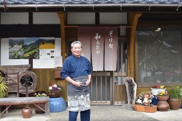 さが農村さんのインスタグラム写真 - (さが農村Instagram)「. 佐賀県唐津市相知町南端の標高764ｍに位置する山あいの集落「蕨野（わらびの）」には、「日本の棚田百選」にも認定されている棚田があります。  その蕨野の棚田で作られているのが、【棚田米 蕨野】 山からのきれいな水と、平地より気温が低いという寒暖の差により、とっても美味しいお米ができるのだそう ヽ(^∀^*)ﾉ  お話を伺ったのは、蕨野で「そば処 和らびの」を営む百武兵衛さん。「和らびの」では、そばをいただくのはもちろん、そば打ち体験もできます。 そして、メニューにあった「おにぎり」をみて思わず、『今の時期は新米がおいしそうですね！！』と尋ねると・・『【棚田米 蕨野】は、年中美味しいですよ！』とのこと！！  そのヒミツは、・・保存方法。 通常は、もみ殻をとった状態で保存しますが、ここではもみ殻付きのまま低温保存し、10日に1回ほど精米するため、1年中新米のようなお米が味わえるそうなんです (´∀`艸)♡  ご家庭用にはもちろん、お土産や贈り物にもおすすめです♪  -------------------------------  ◆お米のご注文は・・ 蕨野棚田保存会 電話:080-9246-0844 Facebook:https://www.facebook.com/warabinotanada ※玉屋（佐賀市）でも販売中！  -------------------------------  〈そば処 和らびの〉 住所／唐津市相知町平山上甲1334 TEL／0955-62-4780 営業日／土・日・月・祝日※要予約 営業時間／11:30～15:00   ■さが農村ひろばホームページ（TOPページ） https://saga-nouson.jp/  #佐賀県#さが農村#農家レストラン#蕎麦#棚田#棚田米#蕎麦打ち体験 #和らびの#唐津市#唐津ランチ#佐賀ランチ」12月19日 12時00分 - saganouson