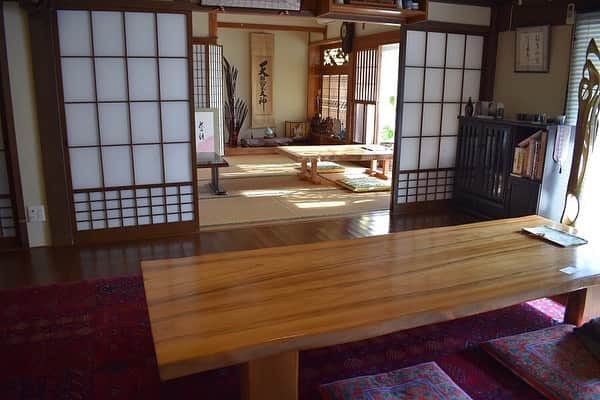 さが農村さんのインスタグラム写真 - (さが農村Instagram)「. 佐賀県唐津市相知町南端の標高764ｍに位置する山あいの集落「蕨野（わらびの）」には、「日本の棚田百選」にも認定されている棚田があります。  その蕨野の棚田で作られているのが、【棚田米 蕨野】 山からのきれいな水と、平地より気温が低いという寒暖の差により、とっても美味しいお米ができるのだそう ヽ(^∀^*)ﾉ  お話を伺ったのは、蕨野で「そば処 和らびの」を営む百武兵衛さん。「和らびの」では、そばをいただくのはもちろん、そば打ち体験もできます。 そして、メニューにあった「おにぎり」をみて思わず、『今の時期は新米がおいしそうですね！！』と尋ねると・・『【棚田米 蕨野】は、年中美味しいですよ！』とのこと！！  そのヒミツは、・・保存方法。 通常は、もみ殻をとった状態で保存しますが、ここではもみ殻付きのまま低温保存し、10日に1回ほど精米するため、1年中新米のようなお米が味わえるそうなんです (´∀`艸)♡  ご家庭用にはもちろん、お土産や贈り物にもおすすめです♪  -------------------------------  ◆お米のご注文は・・ 蕨野棚田保存会 電話:080-9246-0844 Facebook:https://www.facebook.com/warabinotanada ※玉屋（佐賀市）でも販売中！  -------------------------------  〈そば処 和らびの〉 住所／唐津市相知町平山上甲1334 TEL／0955-62-4780 営業日／土・日・月・祝日※要予約 営業時間／11:30～15:00   ■さが農村ひろばホームページ（TOPページ） https://saga-nouson.jp/  #佐賀県#さが農村#農家レストラン#蕎麦#棚田#棚田米#蕎麦打ち体験 #和らびの#唐津市#唐津ランチ#佐賀ランチ」12月19日 12時00分 - saganouson