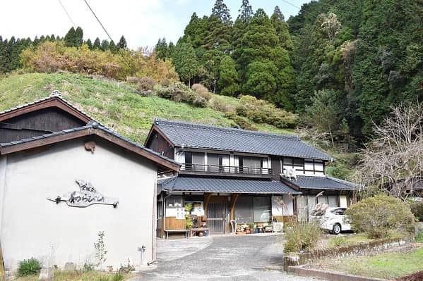 さが農村さんのインスタグラム写真 - (さが農村Instagram)「. 佐賀県唐津市相知町南端の標高764ｍに位置する山あいの集落「蕨野（わらびの）」には、「日本の棚田百選」にも認定されている棚田があります。  その蕨野の棚田で作られているのが、【棚田米 蕨野】 山からのきれいな水と、平地より気温が低いという寒暖の差により、とっても美味しいお米ができるのだそう ヽ(^∀^*)ﾉ  お話を伺ったのは、蕨野で「そば処 和らびの」を営む百武兵衛さん。「和らびの」では、そばをいただくのはもちろん、そば打ち体験もできます。 そして、メニューにあった「おにぎり」をみて思わず、『今の時期は新米がおいしそうですね！！』と尋ねると・・『【棚田米 蕨野】は、年中美味しいですよ！』とのこと！！  そのヒミツは、・・保存方法。 通常は、もみ殻をとった状態で保存しますが、ここではもみ殻付きのまま低温保存し、10日に1回ほど精米するため、1年中新米のようなお米が味わえるそうなんです (´∀`艸)♡  ご家庭用にはもちろん、お土産や贈り物にもおすすめです♪  -------------------------------  ◆お米のご注文は・・ 蕨野棚田保存会 電話:080-9246-0844 Facebook:https://www.facebook.com/warabinotanada ※玉屋（佐賀市）でも販売中！  -------------------------------  〈そば処 和らびの〉 住所／唐津市相知町平山上甲1334 TEL／0955-62-4780 営業日／土・日・月・祝日※要予約 営業時間／11:30～15:00   ■さが農村ひろばホームページ（TOPページ） https://saga-nouson.jp/  #佐賀県#さが農村#農家レストラン#蕎麦#棚田#棚田米#蕎麦打ち体験 #和らびの#唐津市#唐津ランチ#佐賀ランチ」12月19日 12時00分 - saganouson
