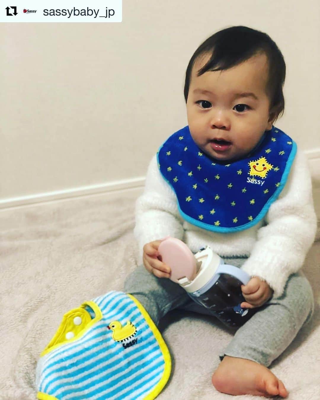 関口未来さんのインスタグラム写真 - (関口未来Instagram)「ご掲載ありがとうございます💙 #Repost @sassybaby_jp with @get_repost ・・・ .⁣ 今日は @miki.sekiguchi さんからいただいた素敵なお写真をご紹介します📸⁣ 『サッシータオル・ビブセット ブルー』を使っていただきました👶🐝⁣ ⁣ @miki.sekiguchi さんからは、⁣ 「触り心地がよく、タオル好きの息子はずっと触ったり舐めたりしていました！！⁣ デザインがとても、可愛いのでシンプルなお洋服でもアクセントになってとても良いです︎⁣ 面積が大きいので、ビショビショになってすぐに取り替えなきゃいけないということもなく、吸水もよく、親としてもとてもよかったです！」⁣ とコメントをいただきました😊💓⁣ ⁣ 素敵なお写真ありがとうございました☺⁣ ⁣ ⁣ #エアリータオル #ウォシュタオル #サッシー #ダッドウェイ #おもちゃ #知育 #知育玩具 #ベビー用品 #赤ちゃんのいる生活 #赤ちゃんのいる暮らし #プレママ #新米ママ #よだれかけ #スタイ #ビブ #出産祝いギフト #出産祝い #sassy #dadway #instakids #instababy #babytoys」12月19日 12時00分 - miki.sekiguchi_x