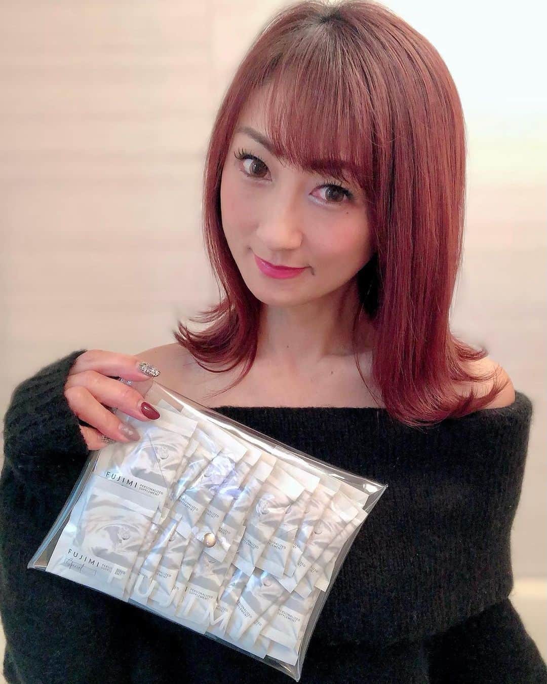 のインスタグラム：「⭐︎⭐︎⭐︎ ずーっと続けている 私の #愛用サプリ 💕 FUJIMI @fujimi_official  ・ ・ それぞれのお肌の状態や生活習慣、悩みを元に… 自分だけのパーソナライズサプリ💊 ・ ・ 毎日の #インナーケア ✨に欠かせないんです。 FUJIMIのサプリ始めてからは、お肌の調子が安定してる〜😌💕 ・ ・ WEBで簡単な肌診断するだけで、自分に合った5種類のサプリメントが届くよ❣️ ・ 私のお肌には、こちらの栄養素が必要みたい✨ ☑︎プラセンタ ☑︎コラーゲン ☑︎ビタミンB ☑︎フィッシュオイル ☑︎ビタミンACE ・ ・ 人ってそれぞれ食生活や生活習慣が違うように、身体に不足しがちな栄養素もそれぞれ違うはずですからね😉✨ ・ ・ 商品はポストに投函されるから、受取りを気にしなくていいのが嬉しいなぁ💕 ・ 1ヶ月分がこんな感じでクリアポーチに入って届きます❣️ 個包装されてるから持ち運びにも便利ですよ💕 ・ 多数メディアにも掲載されている  FUJIMI パーソナライズサプリメント これからも続けたいと思います😌✨ ・ ・ ・ https://pr.fujimi.me/all102?at ・ ・ ・ ・ #パーソナライズサプリ #パーソナライズマスク #FUJIMI #美容 #FUJIMIサプリ #フジミ #肌診断 #美容診断 #美意識 #サプリメント #美肌 #肌質改善 #肌ケア #飲むスキンケア #美活 #beauty #美容好きな方と繋がりたい #美は一日にしてならず #PR #モデル #model #ウォーキング講師 #ウォーキング #神戸 #kobe #インフルエンサー #followme #フォローミー」