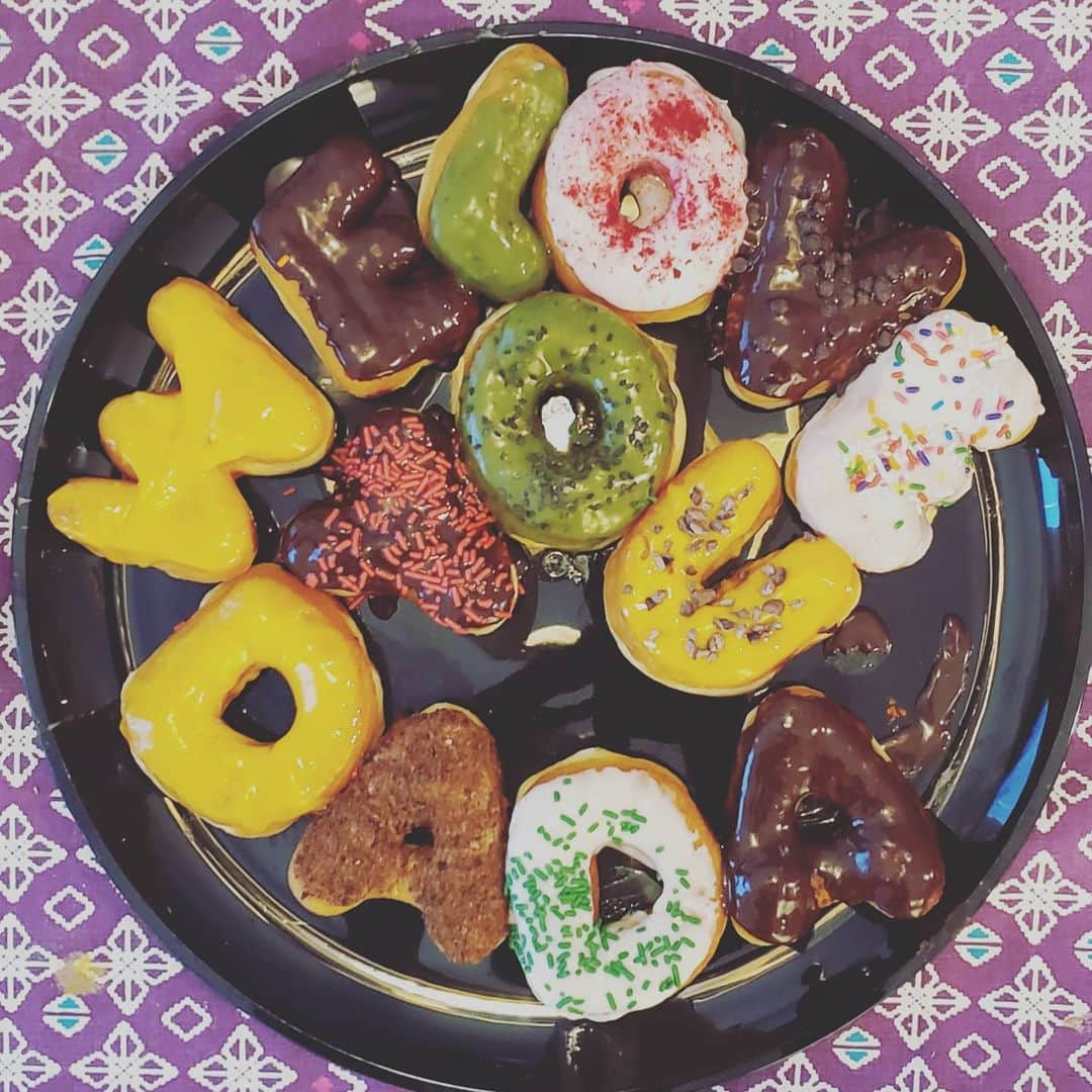 バロン・ヴォーンのインスタグラム：「It's my 40th birthday. I'm grateful to be here. I'm grateful to @rhiannonciara for listening when I said "Do-NUT bring me a cake."  If you're inclined, comment something nice.」