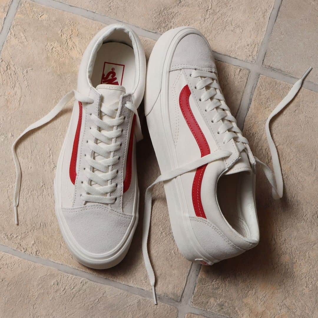 のインスタグラム：「【RELEASE✌️】 STYLE 36 MARSHMALLOW/RED MARSHMALLOW/GRN MARSHMALLOW/BLU ￥7,000+tax　  VANSの伝説的な人気モデルである“Style 36”がGARNDSTAGE各店にて販売スタート。 特徴的な細身のフォルムに、浅いノーズやステッチデザインなど、USA MADE時代のディテールを踏襲したモデル。  #kicks #sneakerhead #sneakers #sneakeraddict #tokyo #japan #kickstagram #👟 #vans #vansjapa #style36 #abcgs」