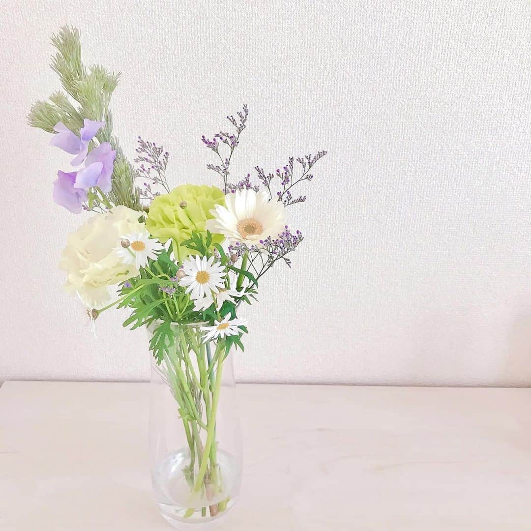 のインスタグラム：「* 💐🌿💜  #お花のある暮らし  #花のある暮らし  #花のある生活  #お花好き  #お花が大好き  #生花 #切り花  #お花が長持ちしますように  #ななばな」