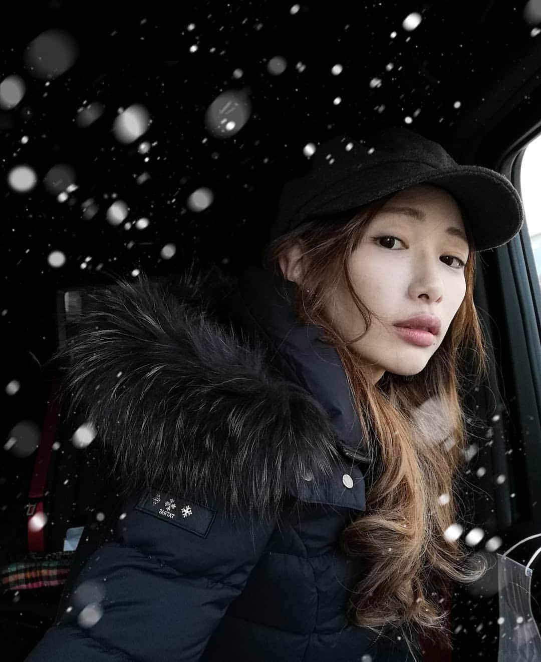 のインスタグラム：「名古屋ただいま♥️　 名古屋寒すぎるよ～🥺 ぜんぜん違う！！　* * 今年もあと少し！ 来年はいーーっぱい作品撮ります😌 * 名古屋帰ってきてから家のなかでも手袋だ🧤  皆様、コロナ&風邪にはお気をつけください🙌🙌🙌 * * #nagoya」