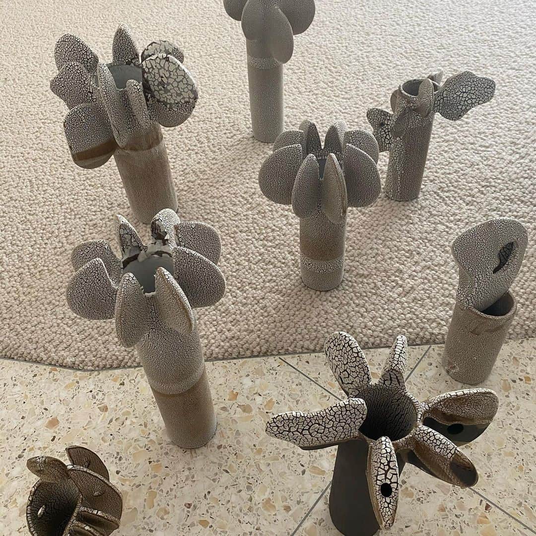 アポロジーさんのインスタグラム写真 - (アポロジーInstagram)「Getting ready for Christmas /// /// On se prépare pour Noël dans le coin  #crackled #handmade #vase #sculpture」12月19日 12時09分 - olivia_cognet