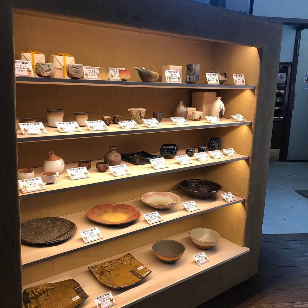 丹波焼の郷（公式）さんのインスタグラム写真 - (丹波焼の郷（公式）Instagram)「立杭陶の郷#窯元横丁 です😃  本日より『新春の器展』開催です！ 新春に相応しい、色鮮やかな作品を多数展示・販売しております✨  〔期間〕 12月19日(土)〜1月11日(月)  ※12/29〜1/1は休園致します ※1/2〜1/3は10時〜16時までの営業となります🙏  また、例年年始開催しておりました『新春丹波焼福風呂敷』はコロナ感染予防の観点より企画参加窯元にて販売します😊 陶の郷での販売は致しません💦 福風呂敷参加窯元については近日中に公開します🎉🎉  #立杭陶の郷 #陶の郷#すえのさと #窯元横丁 #丹波焼き #立杭焼 #丹波立杭焼 #窯元 #窯元うつわ #新春 #福風呂敷」12月19日 12時10分 - tanbayaki_official