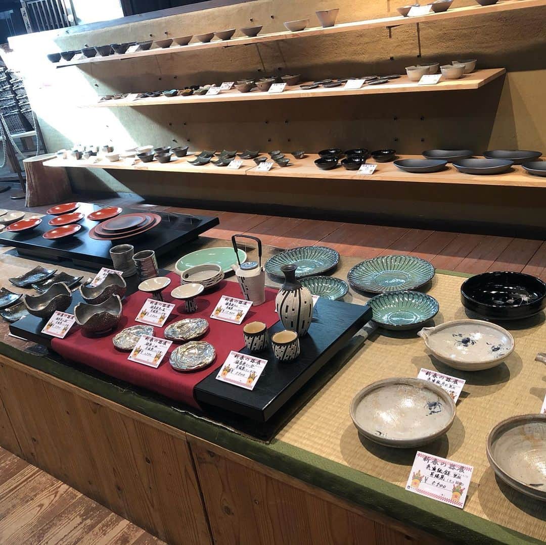 丹波焼の郷（公式）さんのインスタグラム写真 - (丹波焼の郷（公式）Instagram)「立杭陶の郷#窯元横丁 です😃  本日より『新春の器展』開催です！ 新春に相応しい、色鮮やかな作品を多数展示・販売しております✨  〔期間〕 12月19日(土)〜1月11日(月)  ※12/29〜1/1は休園致します ※1/2〜1/3は10時〜16時までの営業となります🙏  また、例年年始開催しておりました『新春丹波焼福風呂敷』はコロナ感染予防の観点より企画参加窯元にて販売します😊 陶の郷での販売は致しません💦 福風呂敷参加窯元については近日中に公開します🎉🎉  #立杭陶の郷 #陶の郷#すえのさと #窯元横丁 #丹波焼き #立杭焼 #丹波立杭焼 #窯元 #窯元うつわ #新春 #福風呂敷」12月19日 12時10分 - tanbayaki_official