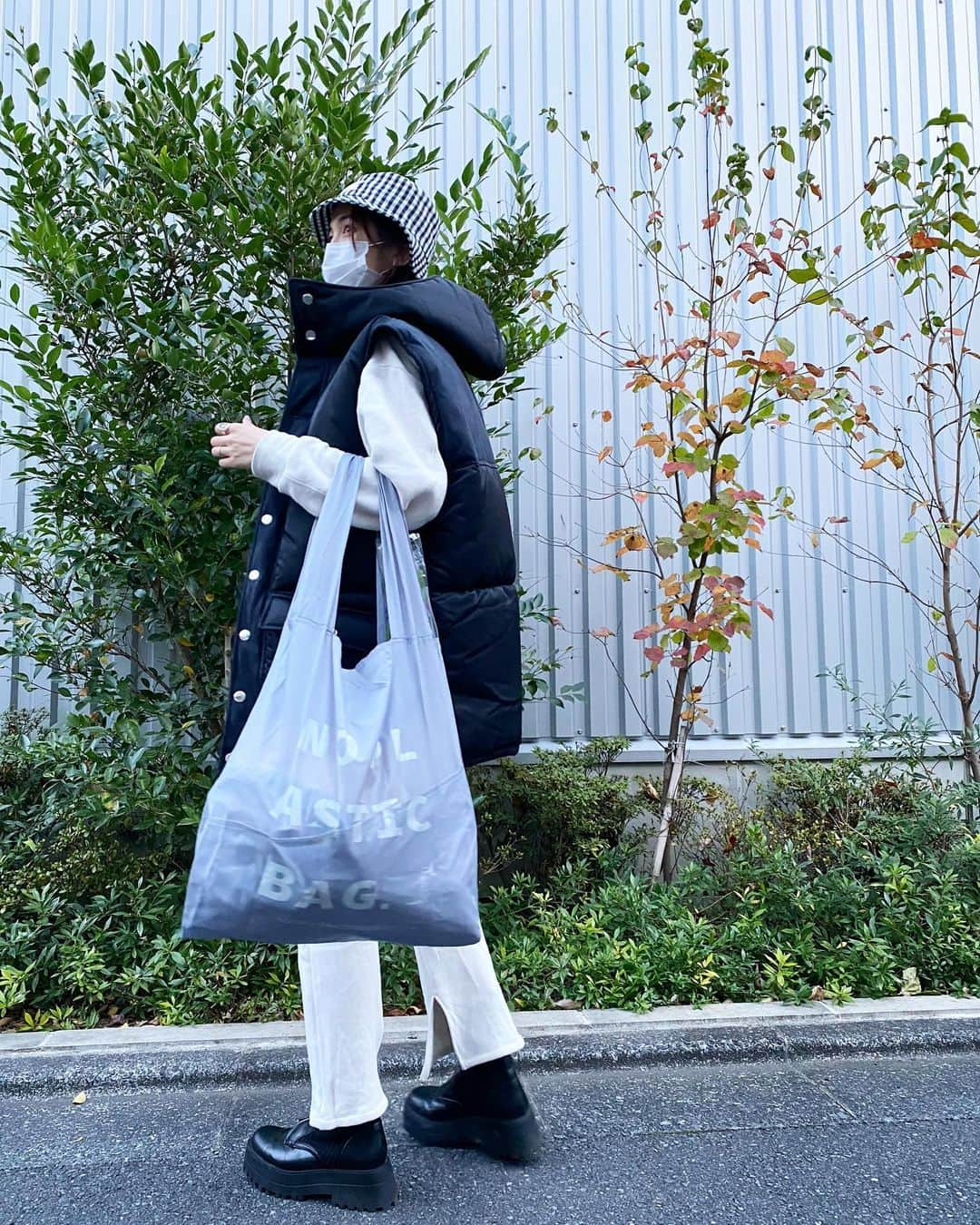 片桐ゆたかのインスタグラム：「いつかの買い物帰り🛍 📸by @_yurieyoshida_   @ethicaltomorrow のエコバッグ🌏 『1人の100歩より、100人の1歩』 小さな1歩となる素敵なプロダクトだなあ😊  最近リアルに1ヶ月以上この鞄と"ニコイチ"✌️(久しぶりに使う)  スーパーだけでなく 袋が有料化されてるお店も増えてるから 本当に助かってる💖  #ethicaltomorrow #ecobag #yutakakatagiri  #シフクユタカ#片桐ゆたか」