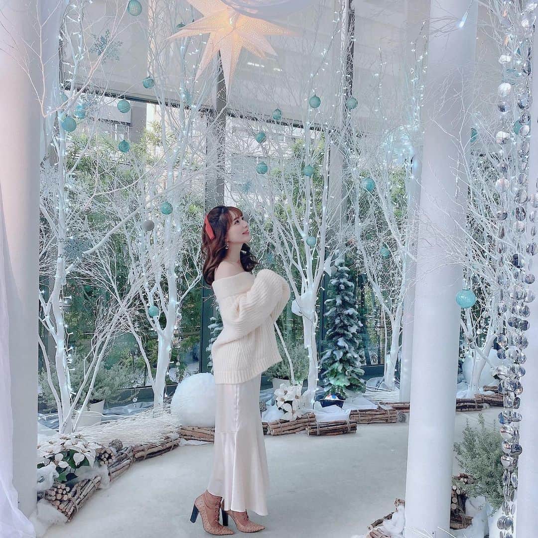 堀尾実咲のインスタグラム：「きらぴかふわふわくりすます🎄🤍  #christmas #christmastree #christmasdecoration #クリスマス #クリスマスツリー #ホワイトクリスマス #hyatt #グランドハイアット東京」