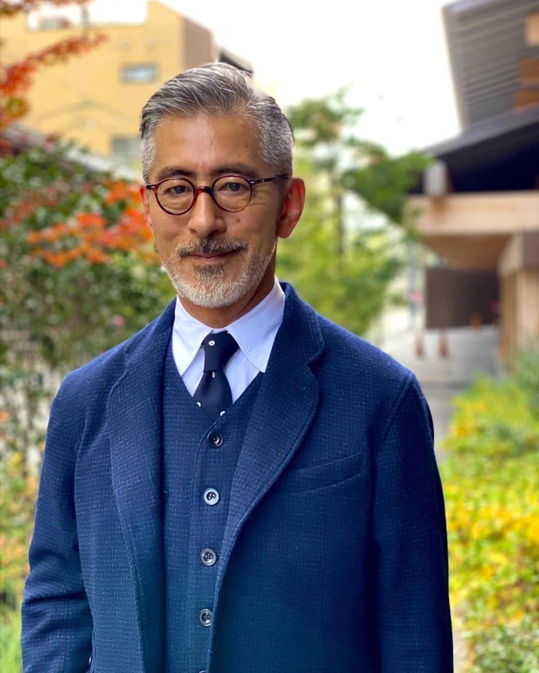 GLOBE SPECS_officialさんのインスタグラム写真 - (GLOBE SPECS_officialInstagram)「おはようございます、岡田です。 今年最後12月は本日19日から月曜日21日まで京都店に居ります。眼鏡選びのお見立てや視力チェックなどご予約を受け付けています。京都店までご連絡ください。本日の予約はいっぱいになっていますが、明日と明後日はあと少し承ることが出来ます。 グローブスペックス京都店：075-241-0876 スリーピースのスーツは一緒にコラボアイウェアも作っているOld Joeのカスタムオーダーで作ったもの。生地やディテールも髙木さんの拘りが思いっきり詰まっている渾身の一着、非常にお気に入り！メガネはLesca Vintage。 また皆さまにお目に掛かれることを楽しみにしています！  @globespecs_official @theyard_jingumae #kyoto #globespecs #opticalshop #fashion #gernotlindner  #eyewear #kyoto #ahlem #robertmarc  #lunor #lescalunetier  #anneetvalentin  #laloop  #thespectacle  #oldjoe  #scye  #shinpuhkan #メガネ #オシャレメガネ #グローブスペックス #tetsuyaokada #せかほし #世界はほしいモノにあふれてる #岡田哲哉 #O.J. GLOBE SPECS OPTICAL Co.」12月19日 12時15分 - globespecs_official