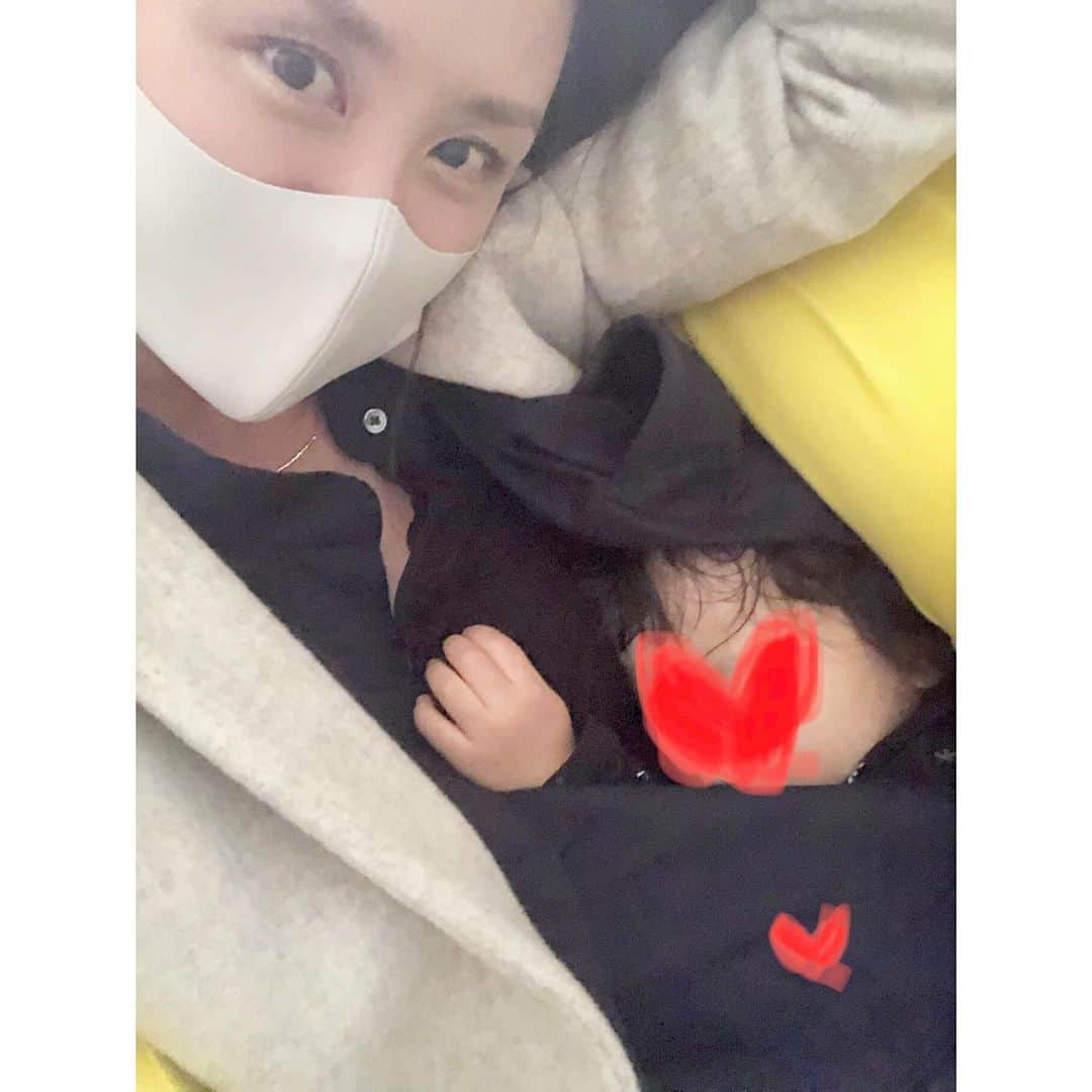 山口もえのインスタグラム：「・ 抱っこしたまま寝ちゃって ソファーにおろしても起きなかった♡ いつもならおろした途端起きるのに💦ラッキー👍✨ でも… ここから動けないや😭😭😭笑  #三歳児#抱っこからの解放 #でも#やっぱり母は動けない#笑 #おくとガン泣きするのは #背中に泣くスイッチがあるのだ #きっとね・・・#😊」