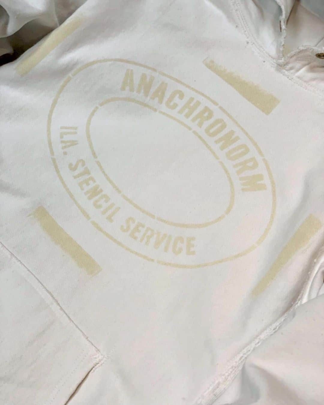 アナクロノームさんのインスタグラム写真 - (アナクロノームInstagram)「. . . . AN088-PK-STCL#3 CRASHED PARKA STENCIL WHITE . . . @tsutomu_moriya × @anachronorm_context_gallery . . . @anachronorm262 . . . #anachronorm #contextgallery #nakameguro #balanceokayama #okayama #stencil #parker #damage」12月19日 12時30分 - anachronorm262