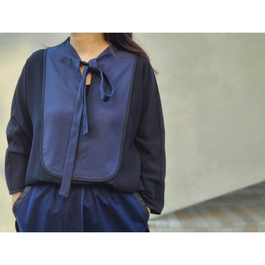 HPFRANCE　アッシュペーフランスさんのインスタグラム写真 - (HPFRANCE　アッシュペーフランスInstagram)「【INFORMATION】 D-due In Blue SPRING SUMMER 2021  スペイン/ガリシア地方の老舗ドレスメーカーを拠点とするブランド デ・ドゥエ @dduehpf より、ベーシックライン“In Blue”の2021年春夏コレクションが登場。ガリシアの夜の海を思わせるような深いブラックからネイビーにかけた色合い、クラシカルでエレガントな素材使いのラインナップが揃いました。  #ddue #dduehpfrance #galicia #ガリシア #fashion #textiles #madeinspain #newcollection #dress #2021ss #hpfrance #アッシュペーフランス #クリエイションが人を豊かにする」12月19日 12時27分 - hpfrance_official