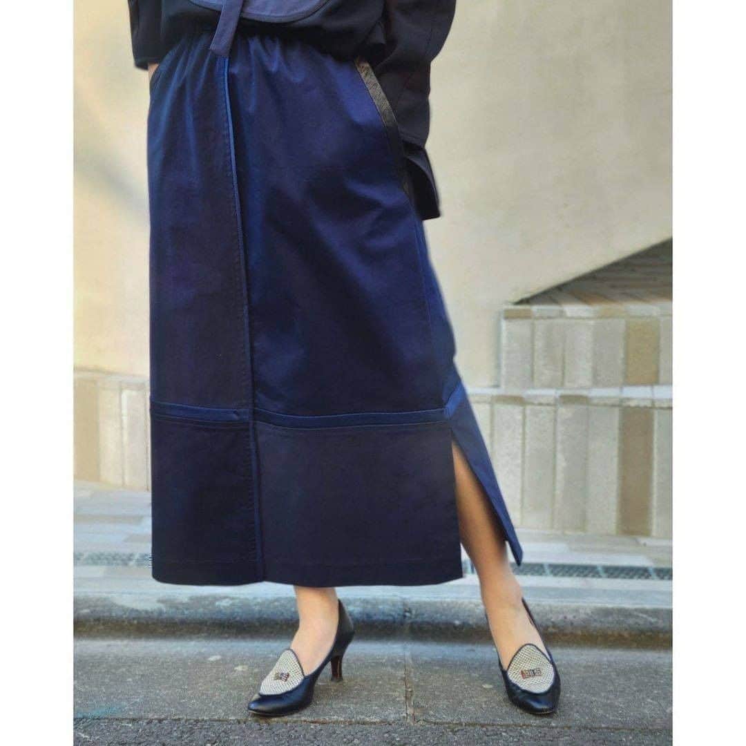 HPFRANCE　アッシュペーフランスさんのインスタグラム写真 - (HPFRANCE　アッシュペーフランスInstagram)「【INFORMATION】 D-due In Blue SPRING SUMMER 2021  スペイン/ガリシア地方の老舗ドレスメーカーを拠点とするブランド デ・ドゥエ @dduehpf より、ベーシックライン“In Blue”の2021年春夏コレクションが登場。ガリシアの夜の海を思わせるような深いブラックからネイビーにかけた色合い、クラシカルでエレガントな素材使いのラインナップが揃いました。  #ddue #dduehpfrance #galicia #ガリシア #fashion #textiles #madeinspain #newcollection #dress #2021ss #hpfrance #アッシュペーフランス #クリエイションが人を豊かにする」12月19日 12時27分 - hpfrance_official