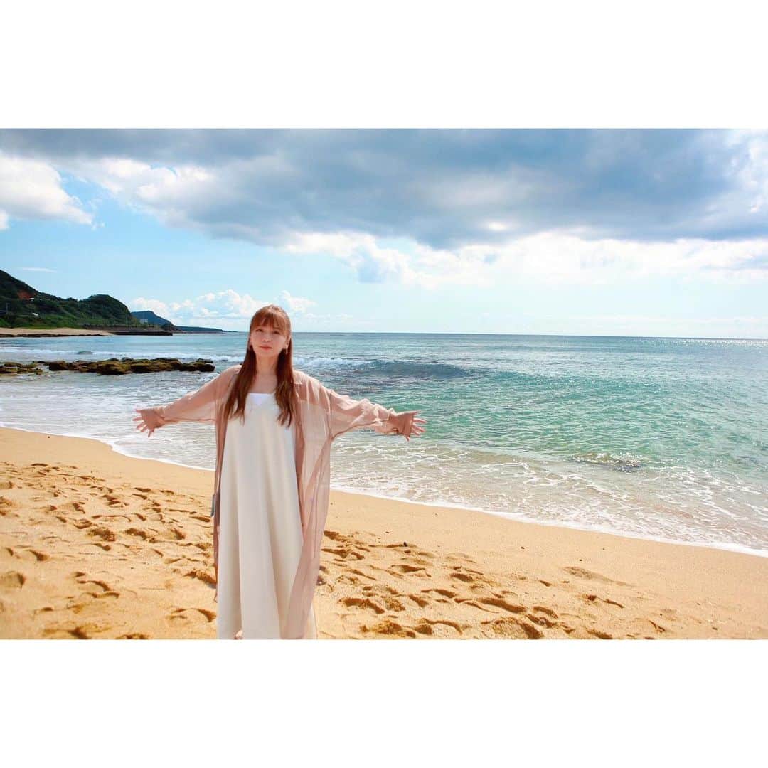 宇野実彩子さんのインスタグラム写真 - (宇野実彩子Instagram)「.﻿ JAL「うの旅in奄美大島」の映像が公開❗﻿ 初めて訪れた奄美大島で、﻿ 久々に大自然と触れ合いました🌼﻿ ﻿ 青く透明な海とキレイなサンセットを見て、みんな少しでも癒されたらいいな🙈✨ ﻿ Youtube『JAL うの旅in 奄美大島』で旅気分を感じてみてね😊﻿ ﻿ 早くうの旅ができますよーに✈️⭐️﻿ （新型コロナウィルス感染症対策として、安全確保の上で撮影を行いました。）﻿  ﻿  ﻿ #うの旅 #JAL #うの旅in奄美大島﻿ #鹿児島県 #奄美大島﻿ #ビラビーチ #大浜海浜公園」12月19日 12時29分 - misako_uno_aaa