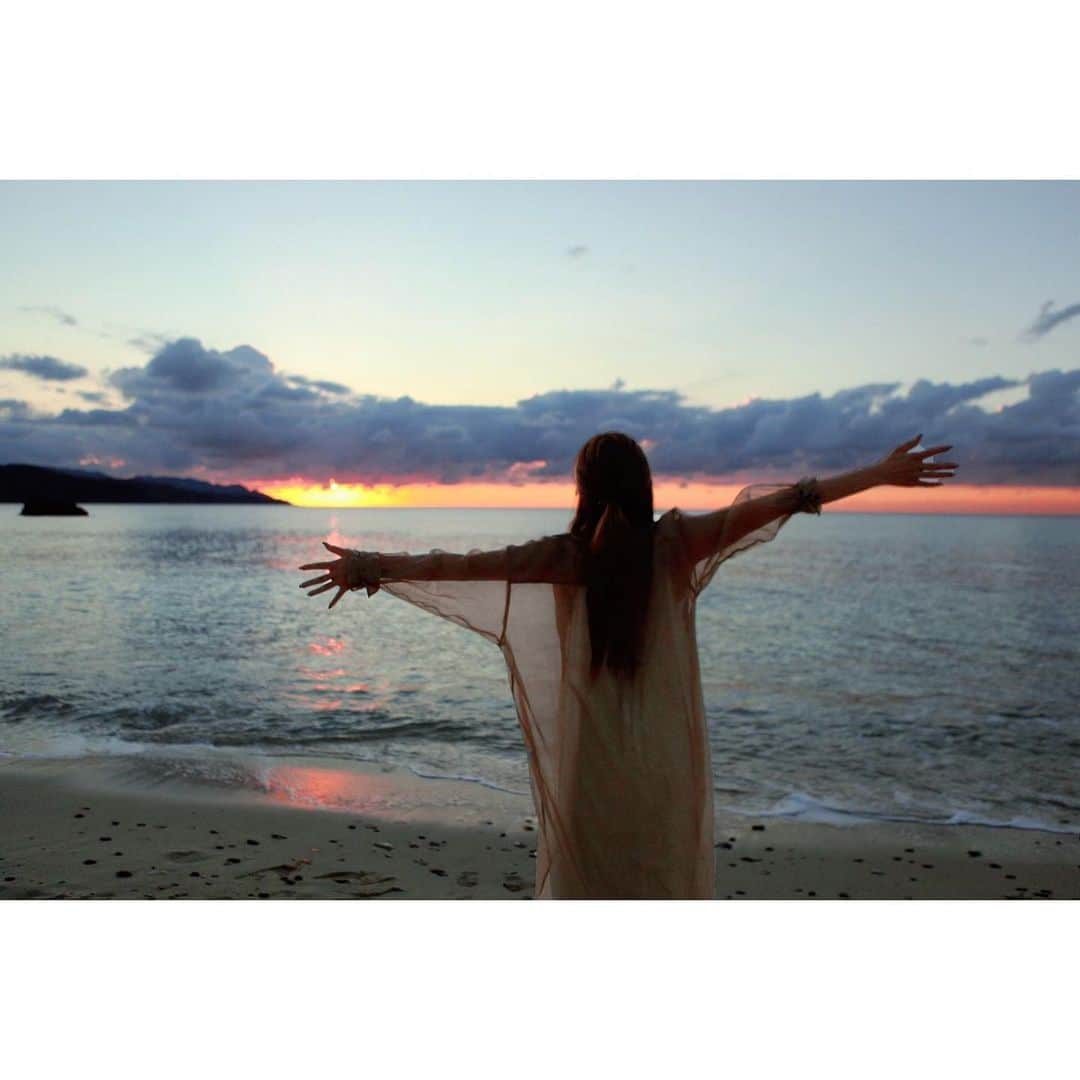 宇野実彩子さんのインスタグラム写真 - (宇野実彩子Instagram)「.﻿ JAL「うの旅in奄美大島」の映像が公開❗﻿ 初めて訪れた奄美大島で、﻿ 久々に大自然と触れ合いました🌼﻿ ﻿ 青く透明な海とキレイなサンセットを見て、みんな少しでも癒されたらいいな🙈✨ ﻿ Youtube『JAL うの旅in 奄美大島』で旅気分を感じてみてね😊﻿ ﻿ 早くうの旅ができますよーに✈️⭐️﻿ （新型コロナウィルス感染症対策として、安全確保の上で撮影を行いました。）﻿  ﻿  ﻿ #うの旅 #JAL #うの旅in奄美大島﻿ #鹿児島県 #奄美大島﻿ #ビラビーチ #大浜海浜公園」12月19日 12時29分 - misako_uno_aaa