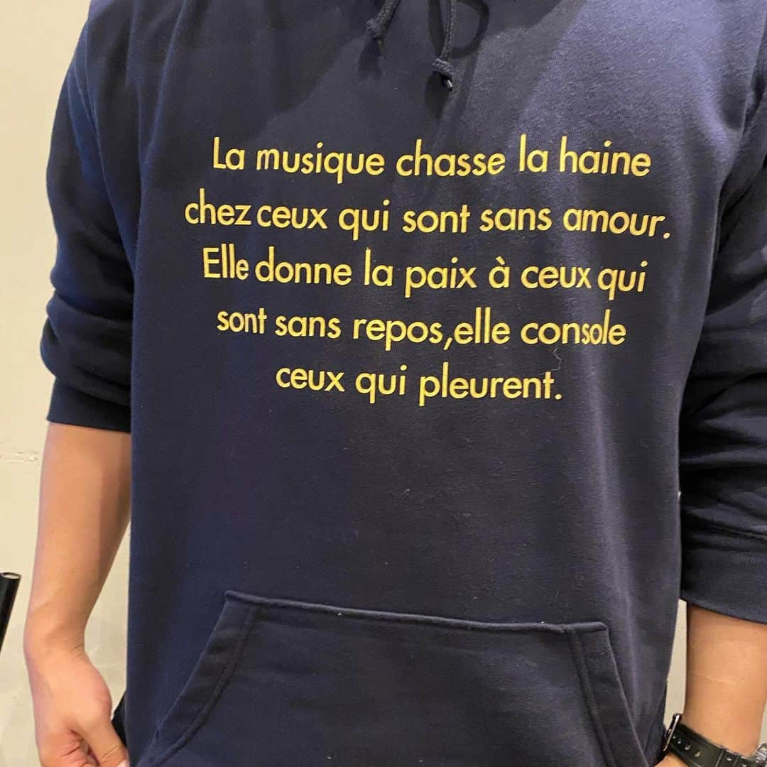 安蘭けいさんのインスタグラム写真 - (安蘭けいInstagram)「おはようございます☀ 本日はLive日和でございますねぇ😆 これは今回作ったパーカーです👚 うちのオシャレ番長がデザインしました👍✨ 前に書いてある言葉はパブロ・カザルスというスペインのチェロ奏者の言葉で『音楽は愛のない人々の心から憎しみを追い去ります。休息のない人々の心に安らぎを与えます。そして嘆き悲しむ人々を慰めます。』という意味です✨✨✨ 後ろも可愛いでしょ☺️ ファンクラブでご購入頂けますので、ご興味のある方は是非👍 ちなみに色はボルドーと紺色の2色です！  #生配信Live #cheztoi #あなたの家で #これからリハーサルだよ🎤」12月19日 12時39分 - toko_aran
